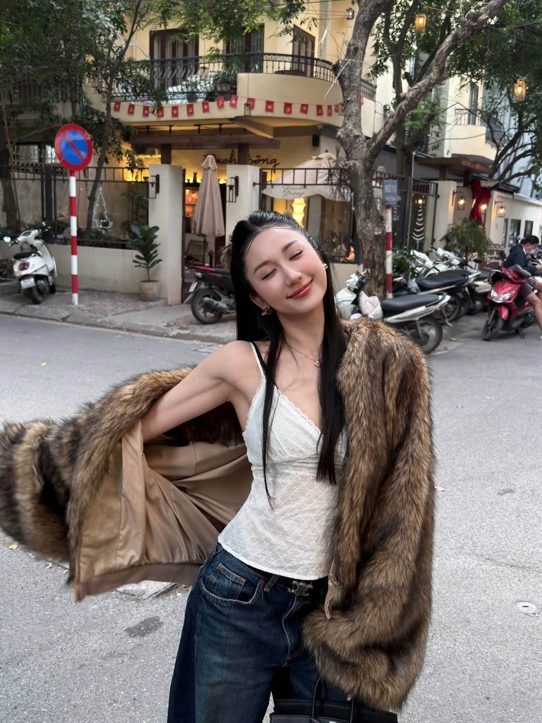 Việc thay đổi phong cách từ ngọt ngào sang quyến rũ, cá tính cũng là cách Mina Young làm mới mình trong mắt công chúng, chứng minh cô có thể "cân" mọi loại trang phục và phong cách khác nhau. (Ảnh: IGNV)