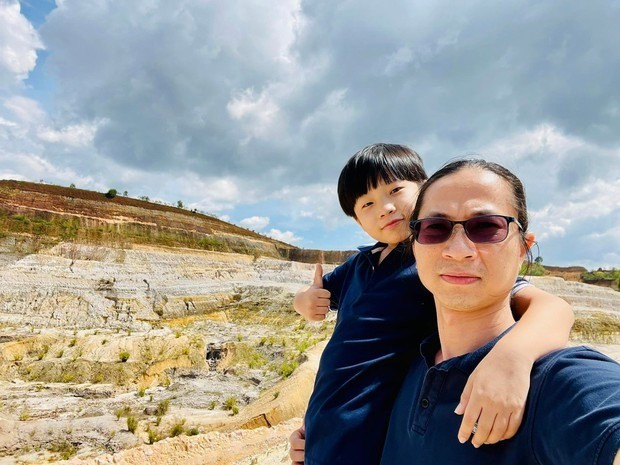 Sau 6 năm miệt mài học hỏi, Nam Long đã sở hữu kiến thức và kinh nghiệm lập trình tương đương sinh viên năm cuối ngành công nghệ thông tin. Cậu thành thạo nhiều ngôn ngữ lập trình như Scratch, Python, C# Unity và đã có những đóng góp đáng kể trong lĩnh vực này.