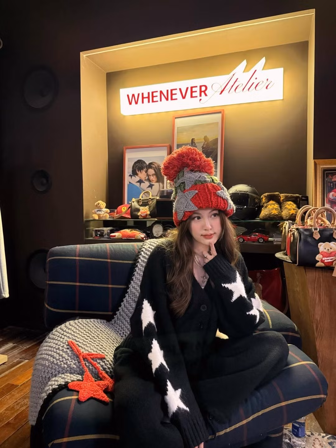 Kết hợp cùng quần len ống rộng hoặc quần jogger đen, tạo cảm giác thoải mái, giữ ấm tuyệt đối nhưng vẫn giữ được phom dáng và sự thời trang. (Ảnh: IGNV)