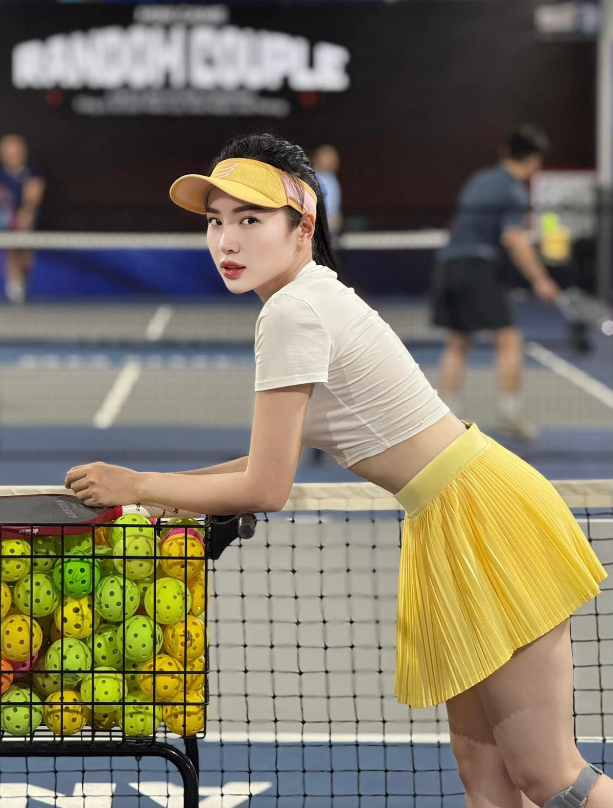 Công việc chính của Loan Barbie là một y tá tại Hải Phòng. Cô đến với chạy bộ từ việc tự tập, dần chinh phục các cự ly 5km, 10km và giờ là 20km, thậm chí tham gia các giải lớn như Hạ Long Marathon. (Ảnh: FBNV)