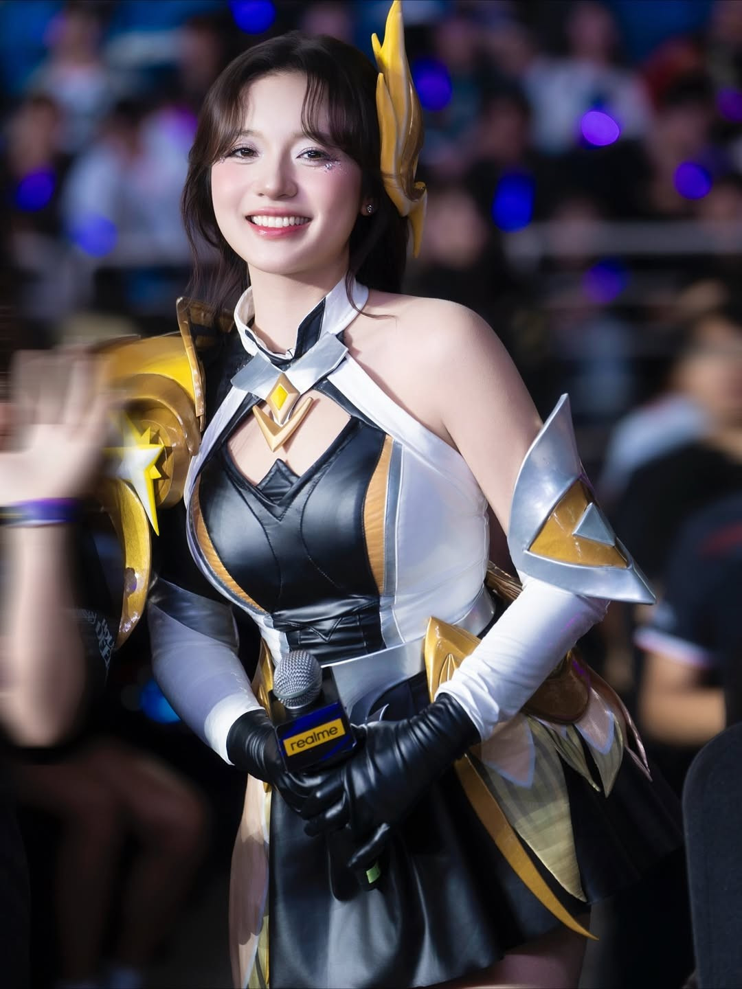 Phương Thảo từ lâu đã được mệnh danh là "MC quốc dân" hay "Nữ thần Liên Quân" nhờ sự chuyên nghiệp, kiến thức chuyên môn vững vàng và nụ cười rạng rỡ, cuốn hút. Mỗi lần xuất hiện tại các sự kiện lớn, cô đều biết cách làm mới mình và tạo dấu ấn. (Ảnh: IGNV)