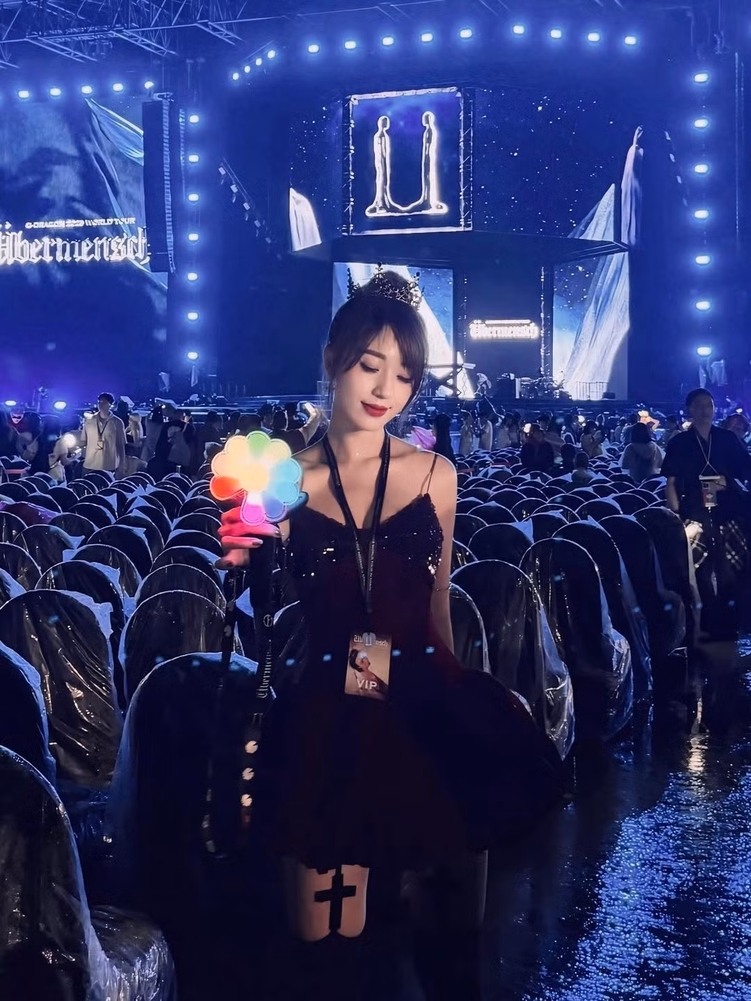 Cô khoác lên mình chiếc váy nhung màu đỏ rượu vang, với phần chân váy bồng xòe xếp ly. Chiếc váy hai dây lấp lánh này mang lại sự sang trọng, bí ẩn, làm nổi bật làn da trắng và vóc dáng cân đối của cô. (Ảnh: IGNV)