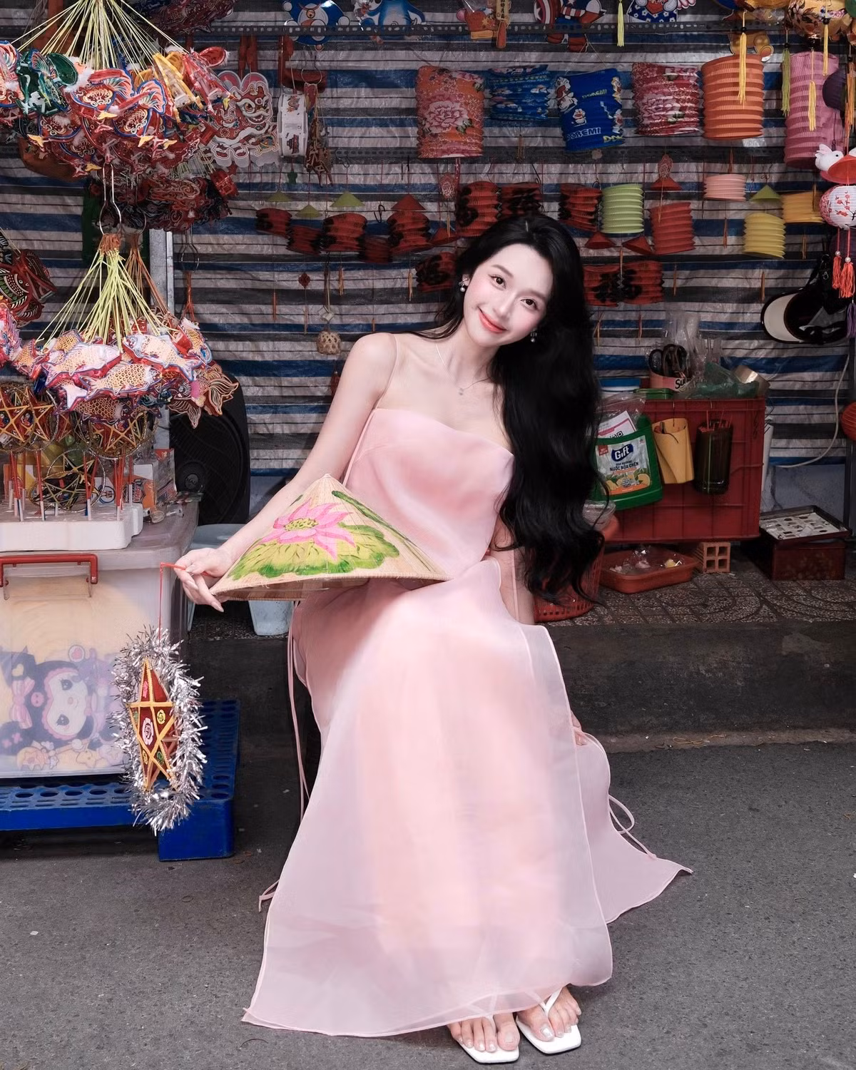 Trang phục không chỉ tôn lên làn da trắng mịn, mà còn mang lại cảm giác thanh thoát, nhẹ nhàng. (Ảnh: FBNV)