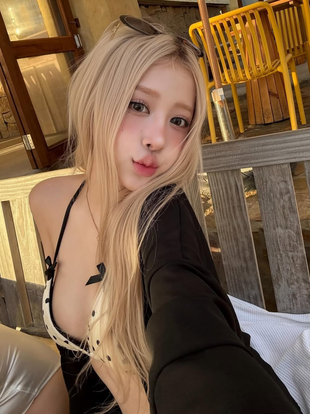 Đặc biệt, những bức ảnh selfie cận mặt càng làm nổi bật đôi mắt to tròn, sống mũi cao và làn da trắng sáng không tì vết, khiến người xem không khỏi liên tưởng đến vẻ đẹp "chuẩn nữ thần" của thành viên nhóm nhạc BlackPink. (Ảnh: IGNV)