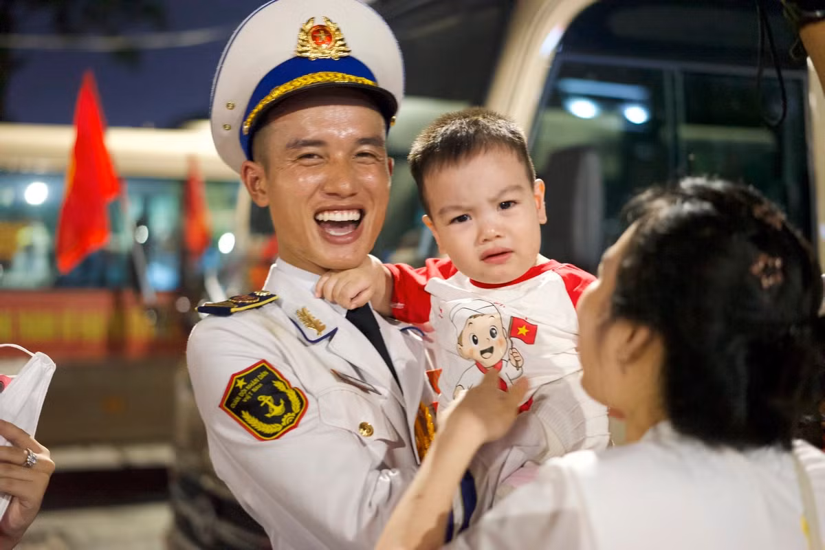 Không chỉ gắn bó với màu xanh áo lính, Hữu Cường còn mang hình ảnh người bộ đội gần gũi, lạc quan đến cộng đồng qua những video trên TikTok. (Ảnh: FBNV)