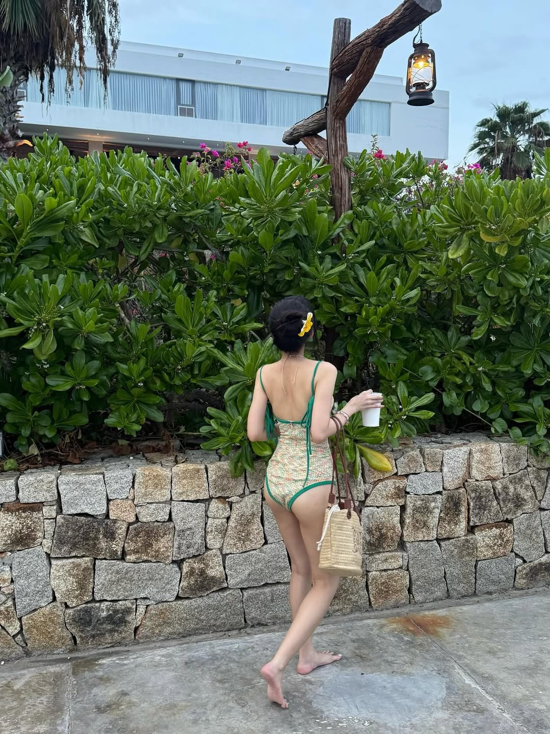 Đặc biệt, bông hoa vàng cài trên tóc cùng cách trang điểm nhẹ nhàng đã làm tôn lên vẻ đẹp ngọt ngào, tươi tắn của nữ diễn viên. (Ảnh: IGNV)