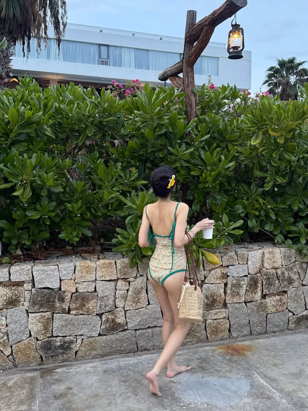 Đặc biệt, bông hoa vàng cài trên tóc cùng cách trang điểm nhẹ nhàng đã làm tôn lên vẻ đẹp ngọt ngào, tươi tắn của nữ diễn viên. (Ảnh: IGNV)