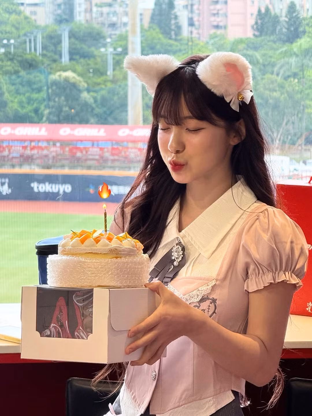 Ở một khoảnh khắc khác, Lee Da Hye "đáng yêu không lối thoát" với chiếc cài tóc hình tai mèo xinh xắn. Trông cô nàng như chú mèo con khiến người khác mong muốn được chở che. (Ảnh: Instagram @le_dahye)