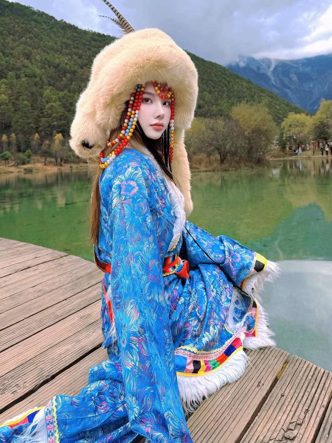 Cựu hot girl đình đám Hà Thành, ca sĩ Hạnh Sino, vừa khiến cộng đồng mạng xôn xao khi chia sẻ loạt ảnh du lịch mới nhất tại Lệ Giang, Trung Quốc. Trong chuyến đi của mình, Hạnh Sino đã lựa chọn check-in tại Lam Nguyệt Cốc - một địa danh nổi tiếng với vẻ đẹp non nước hữu tình. (Ảnh: IGNV)