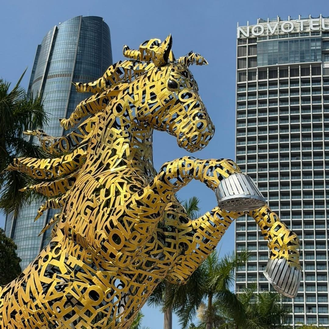 Ngay sau khi những hình ảnh đầu tiên được hé lộ, linh vật này đã tạo nên một "cơn sốt" thực sự trên mạng xã hội Facebook và TikTok. Rất nhiều bạn trẻ đã tranh thủ đến sớm để chụp ảnh và thực hiện thử thách "Tìm tên phường mình trên thân ngựa".