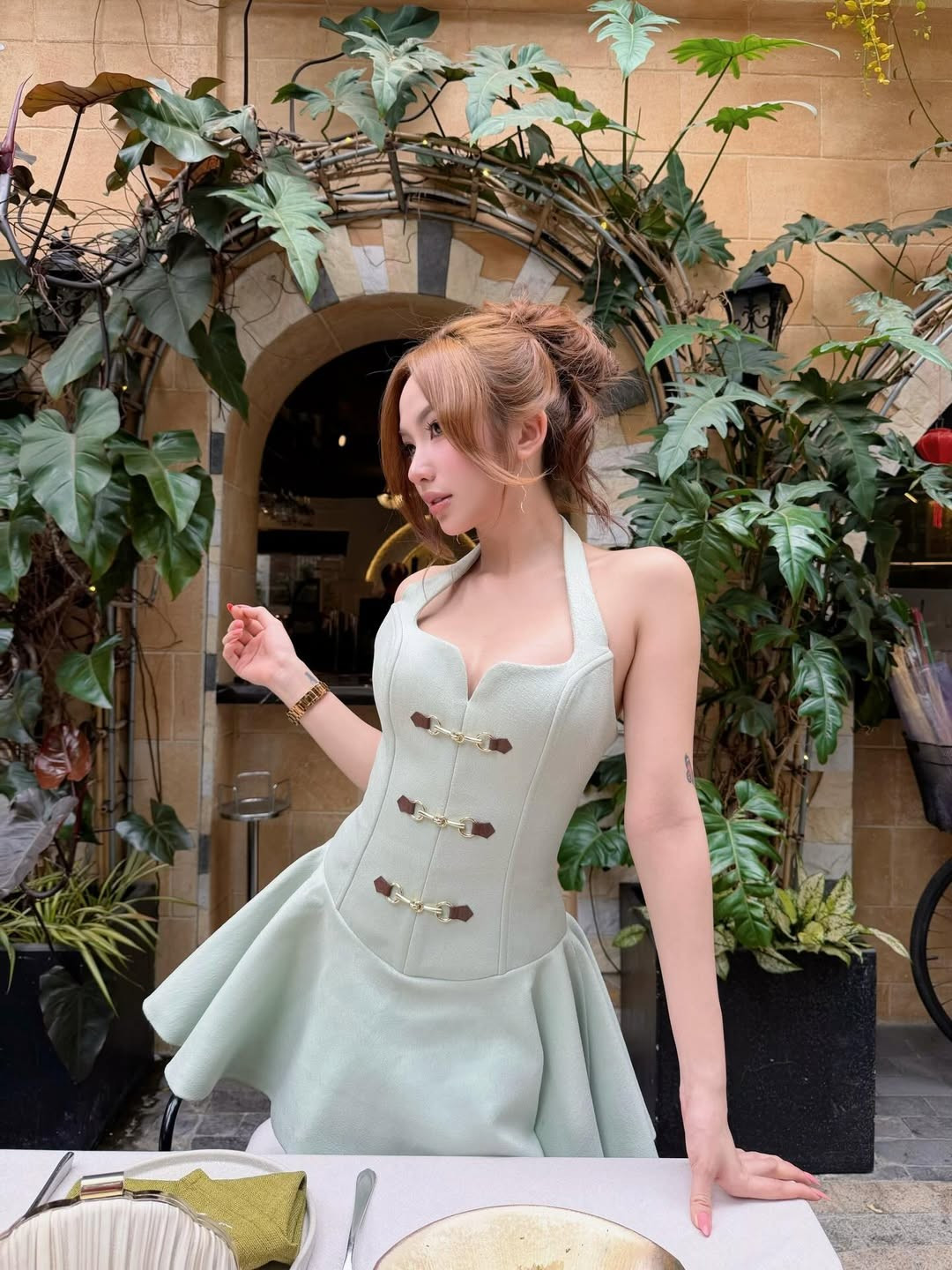 Cái tên Quỳnh Như từ lâu đã gắn liền với Xuân Ca. Cặp bạn thân này thường xuyên xuất hiện cùng nhau trong những video triệu view trên TikTok, gây ấn tượng bởi những vũ điệu điêu luyện và gu thời trang đồng điệu. (Ảnh: IGNV)