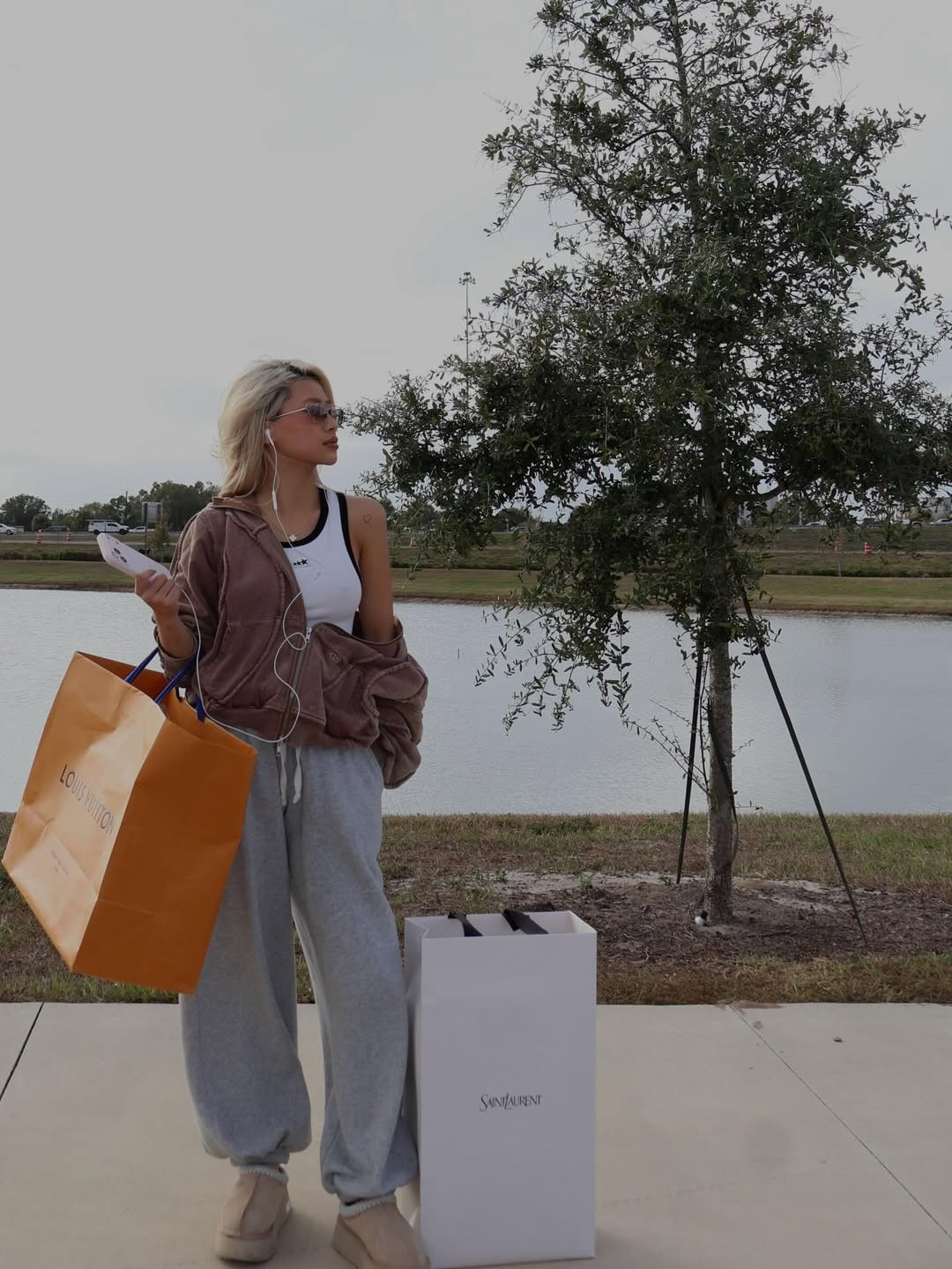 Trong những hình ảnh Louis chia sẻ gần đây, Louis Phạm và bạn trai đang tận hưởng quãng thời gian bên nhau: cùng đi dạo phố, ăn tối, lái xe đêm… (Ảnh: IGNV)