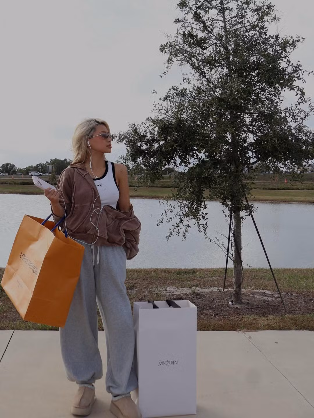 Trong những hình ảnh Louis chia sẻ gần đây, Louis Phạm và bạn trai đang tận hưởng quãng thời gian bên nhau: cùng đi dạo phố, ăn tối, lái xe đêm… (Ảnh: IGNV)