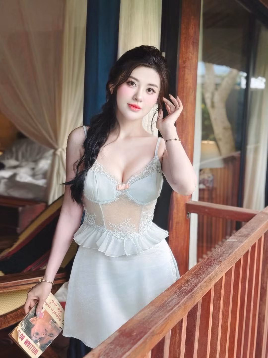 Cô không ngại thử sức với nhiều kiểu trang phục, từ váy dạ hội, đồ đi biển khoe khéo vòng eo con kiến, đến những set đồ năng động, khỏe khoắn như trang phục thể thao. (Ảnh: IGNV)