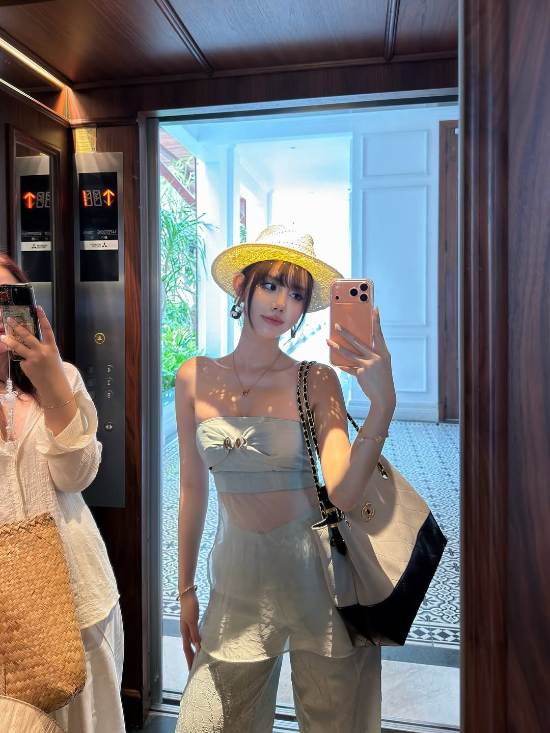 Với trang cá nhân có hàng trăm nghìn người theo dõi, Chu Mạc Thúy Quỳnh không chỉ chia sẻ những khoảnh khắc đời thường, mà còn truyền cảm hứng về thời trang và bí quyết làm đẹp, khẳng định vị thế là một trong những hot girl thế hệ 10x được yêu thích nhất hiện nay. (Ảnh: IGNV)