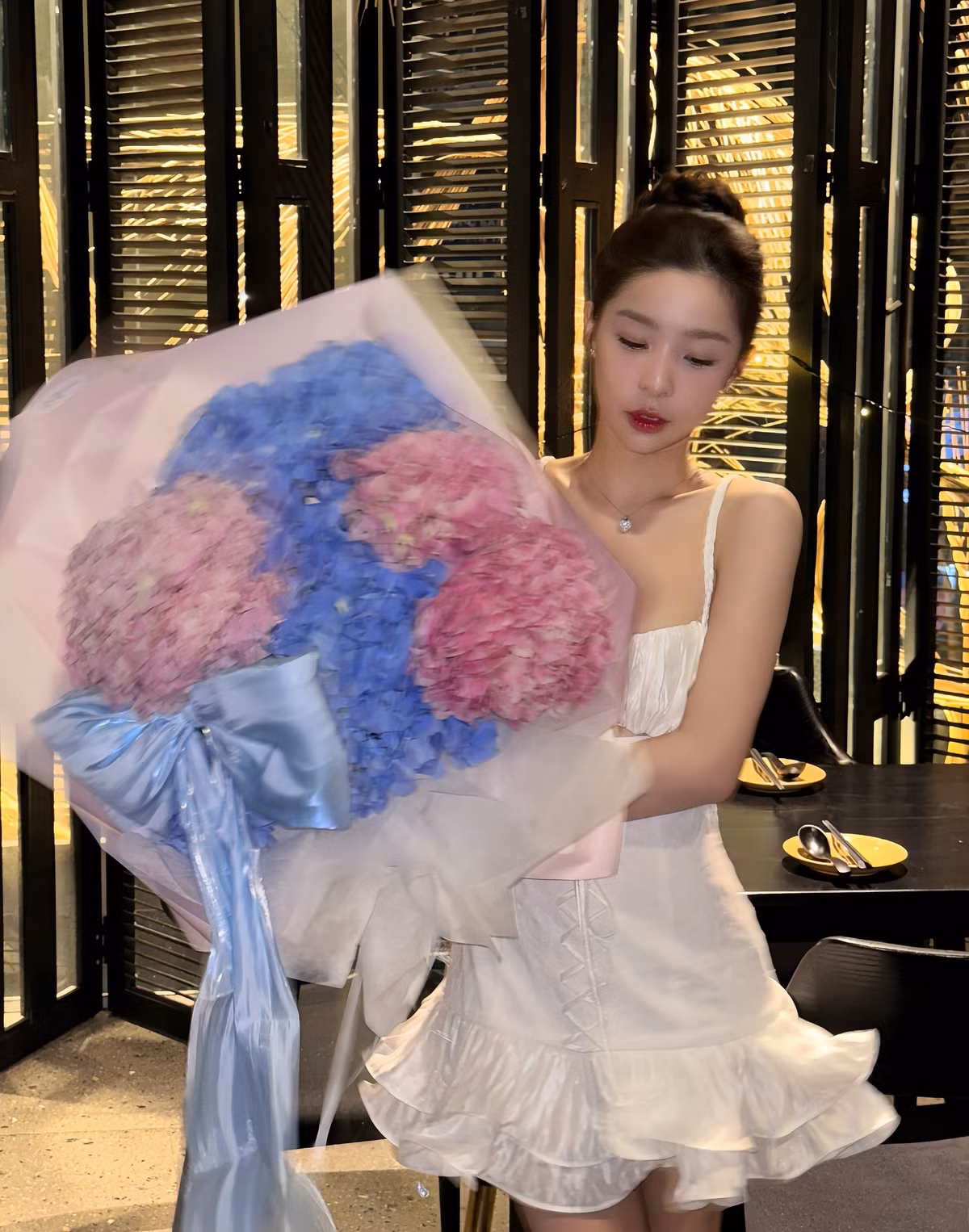 Mái tóc búi cao cùng phong cách trang điểm nhẹ nhàng càng làm nổi bật nhan sắc "mong manh như pha lê" của cô.