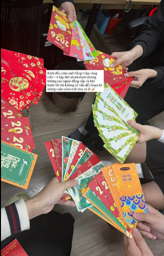 Một số nơi còn tinh tế tặng kèm vòng tay phong thủy, chữ thư pháp hoặc những tấm thiệp viết tay đầy ý nghĩa để khích lệ tinh thần nhân viên.