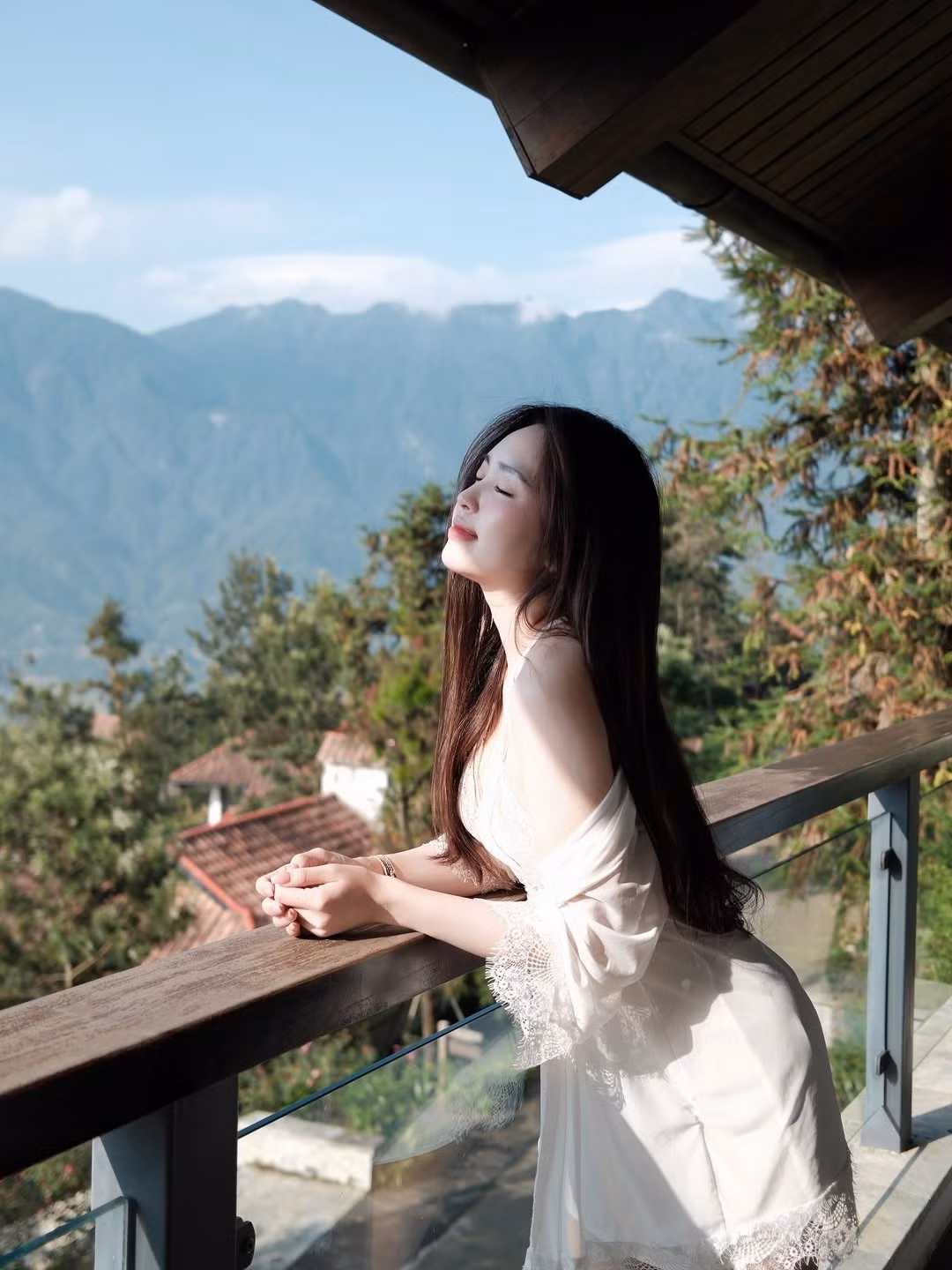 Mới đây, "hot girl Hà thành" Lê Phương Anh đã khiến cộng đồng mạng xao xuyến khi tung ra loạt ảnh mới, khoe vẻ đẹp mong manh và đầy cuốn hút. Không cần bối cảnh cầu kỳ hay trang phục lộng lẫy, cô nàng vẫn toát lên thần thái "gây thương nhớ". (Ảnh: IGNV)