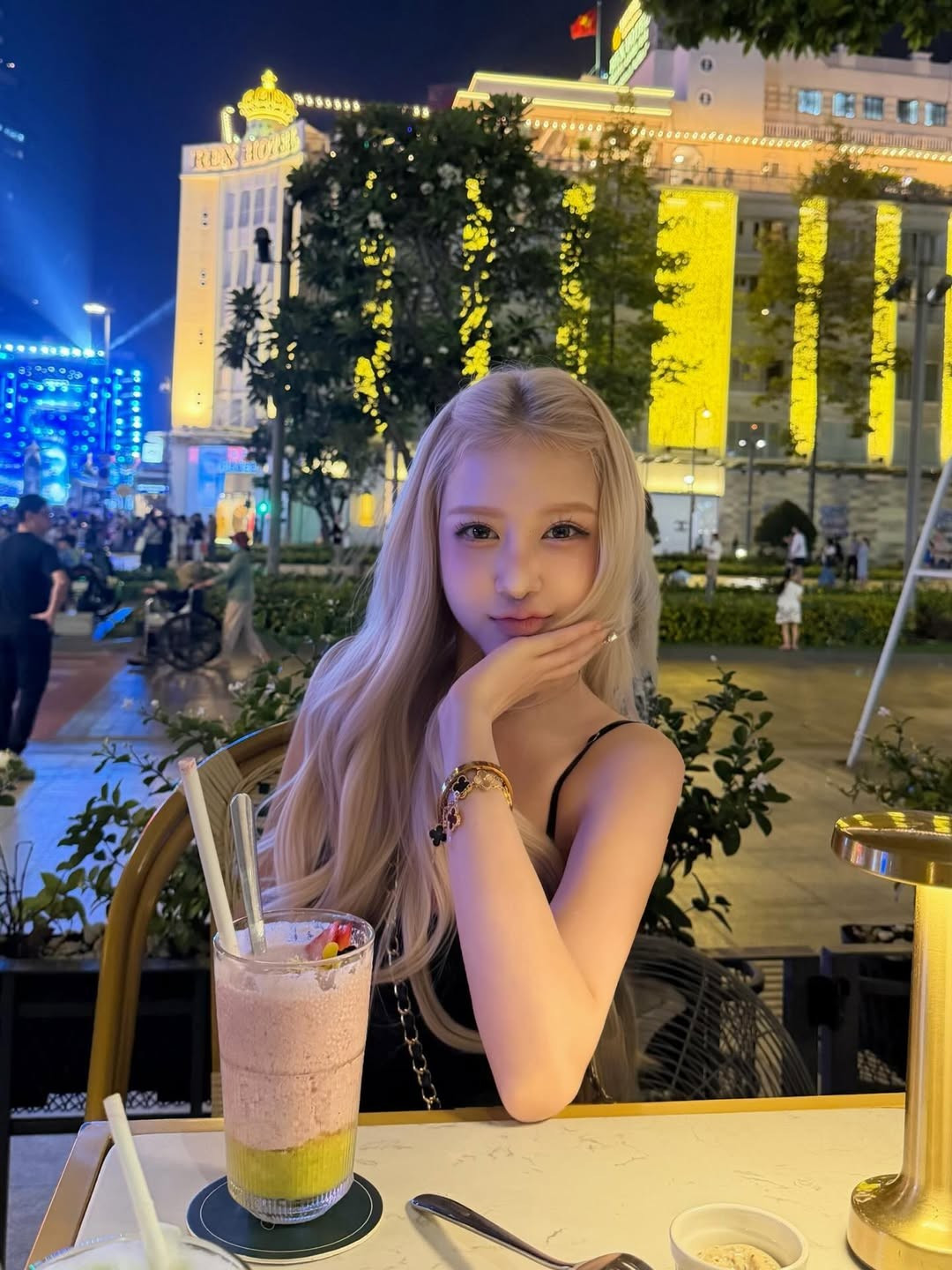 Chọn cho mình một chiếc váy đen hai dây đơn giản nhưng không kém phần sang trọng, Huyền Diệu khéo léo khoe trọn bờ vai trần thon thả và làn da trắng bật tông. (Ảnh: IGNV)