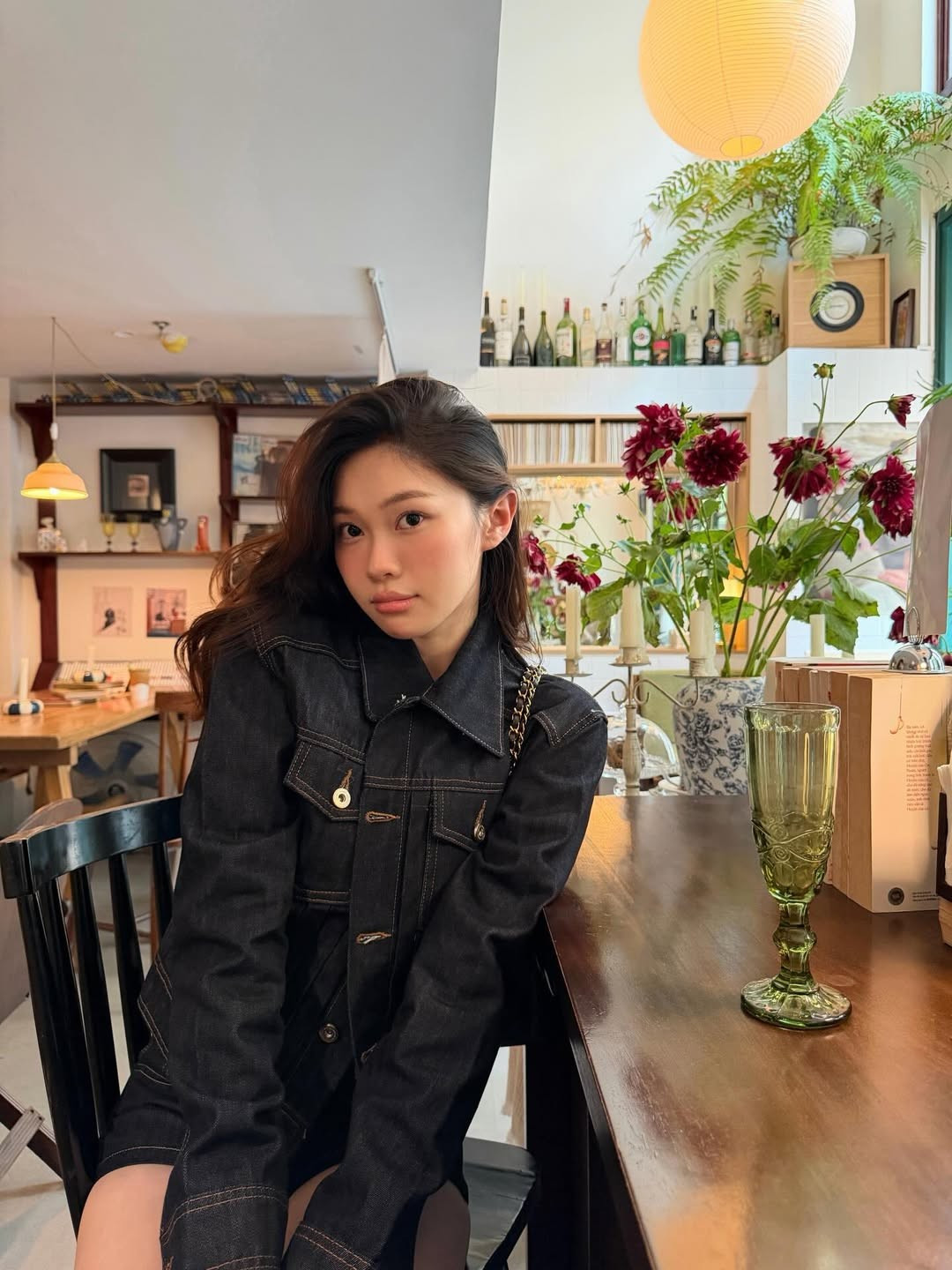 Sau một thời gian ngắn tạm dừng công việc để thực hiện thiên chức làm mẹ, "nàng thơ" của giới trẻ - Ly Phạm đã chính thức trở lại. Không chỉ gây bất ngờ bởi tốc độ lấy lại vóc dáng thần tốc, cô nàng còn khẳng định đẳng cấp của một "fashionista chính hiệu" với những bộ cánh cực kỳ "slay" và thời thượng. (Ảnh: IGNV)