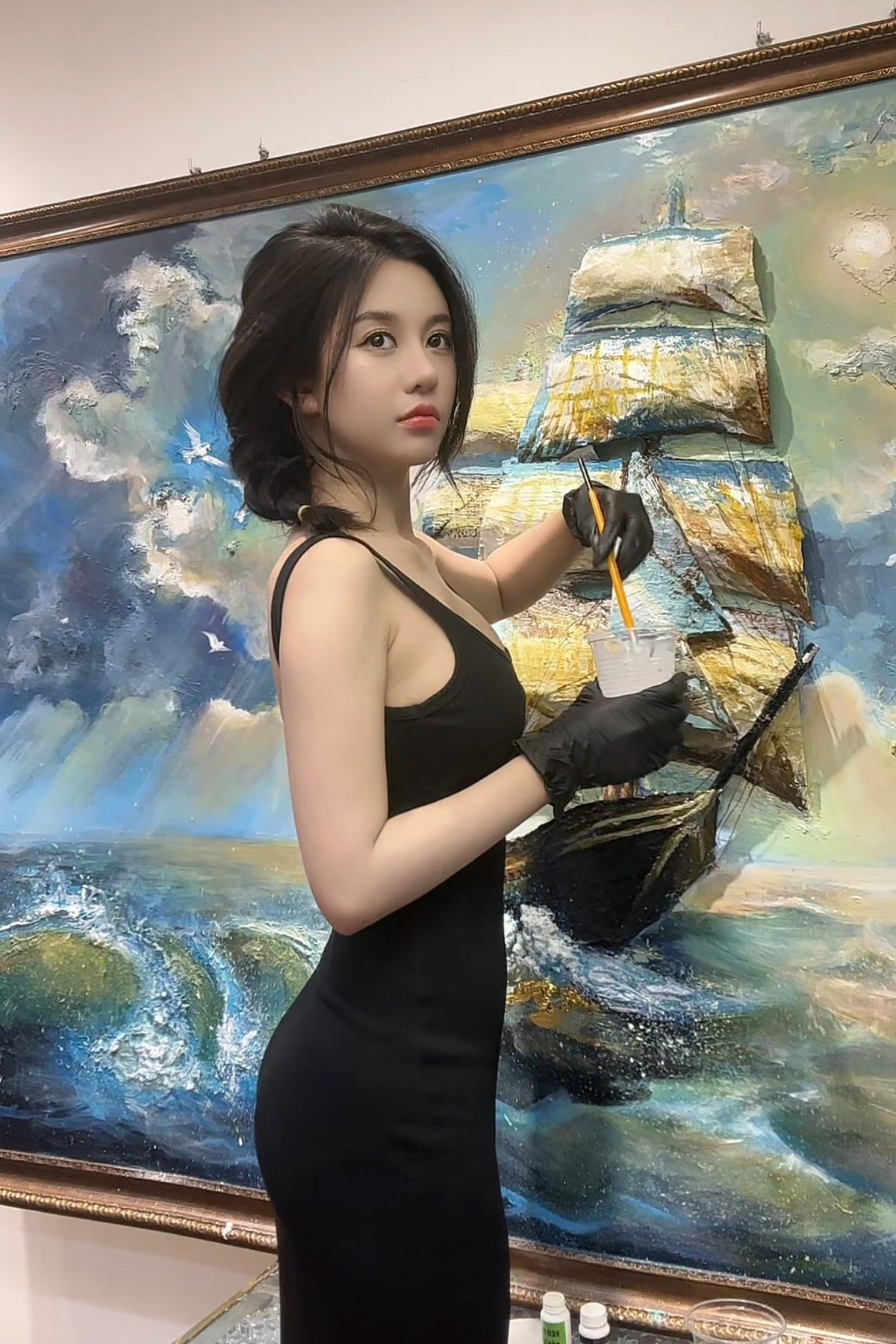 Bỏ qua những tranh cãi về trang phục, không thể phủ nhận tài năng của Minh Thư trong lĩnh vực hội họa. Cô nổi tiếng với dòng tranh đắp nổi (textured art) - một kỹ thuật khó đòi hỏi sự tỉ mỉ và kiên nhẫn cực cao. (Ảnh: FBNV)