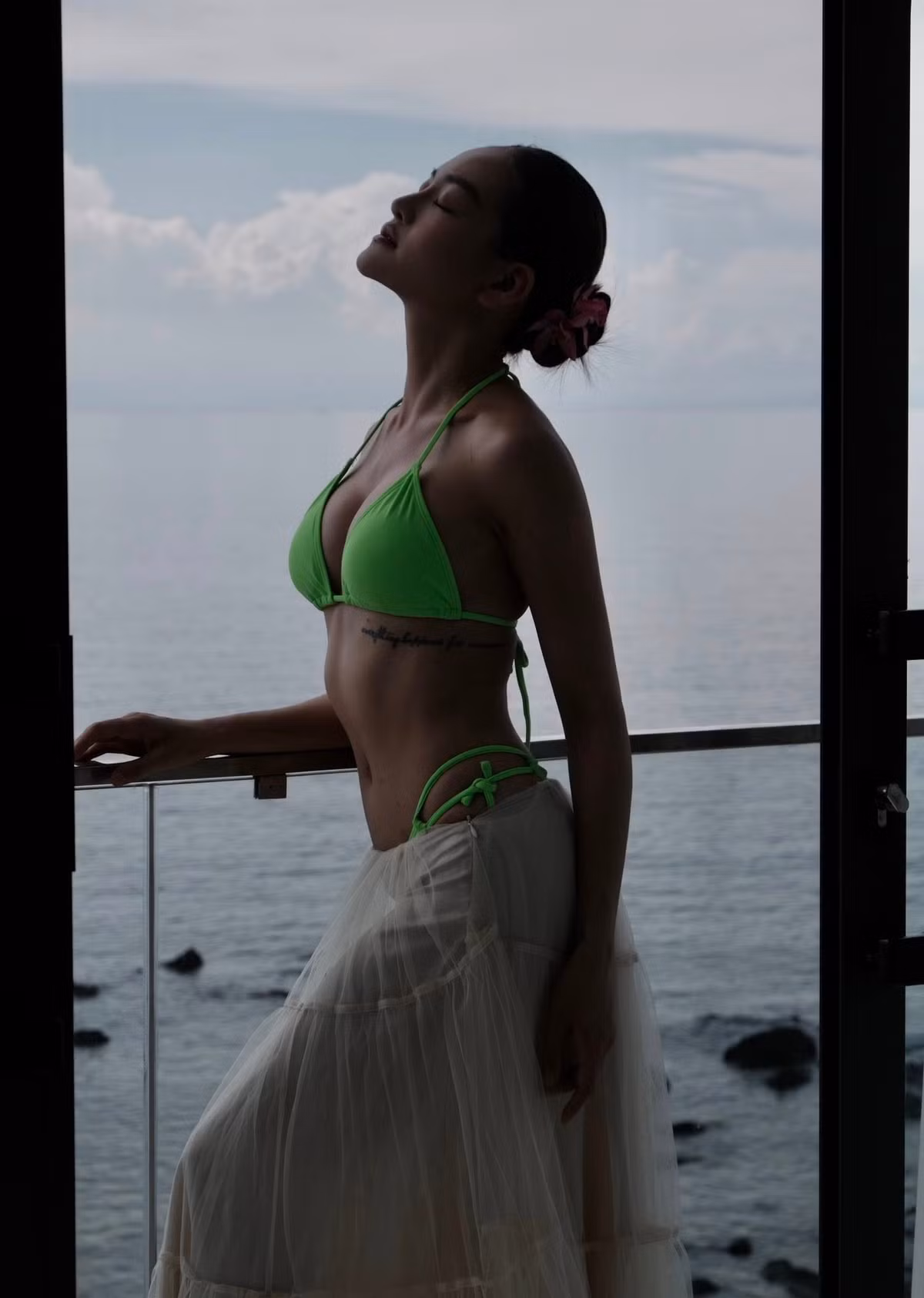 Vải voan mềm mại bay trong gió tạo hiệu ứng chuyển động đầy cuốn hút, vừa khoe vừa che một cách nghệ thuật – đúng tinh thần thời trang biển hiện đại.