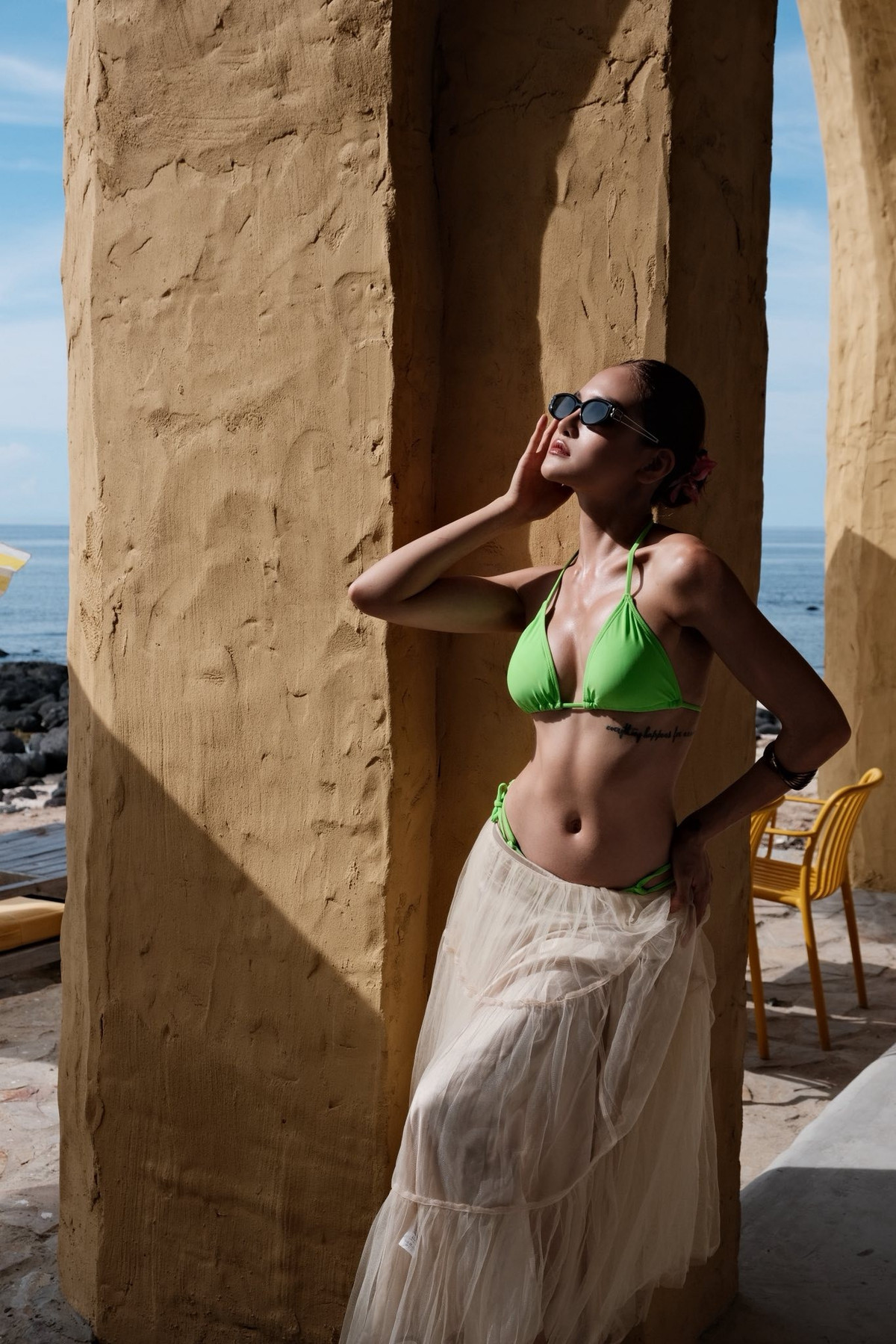 Thời gian gần đây, cô nàng gây chú ý với ồn ào bị nhà sản xuất cắt vai, đòi bồi thường 20 tỷ.