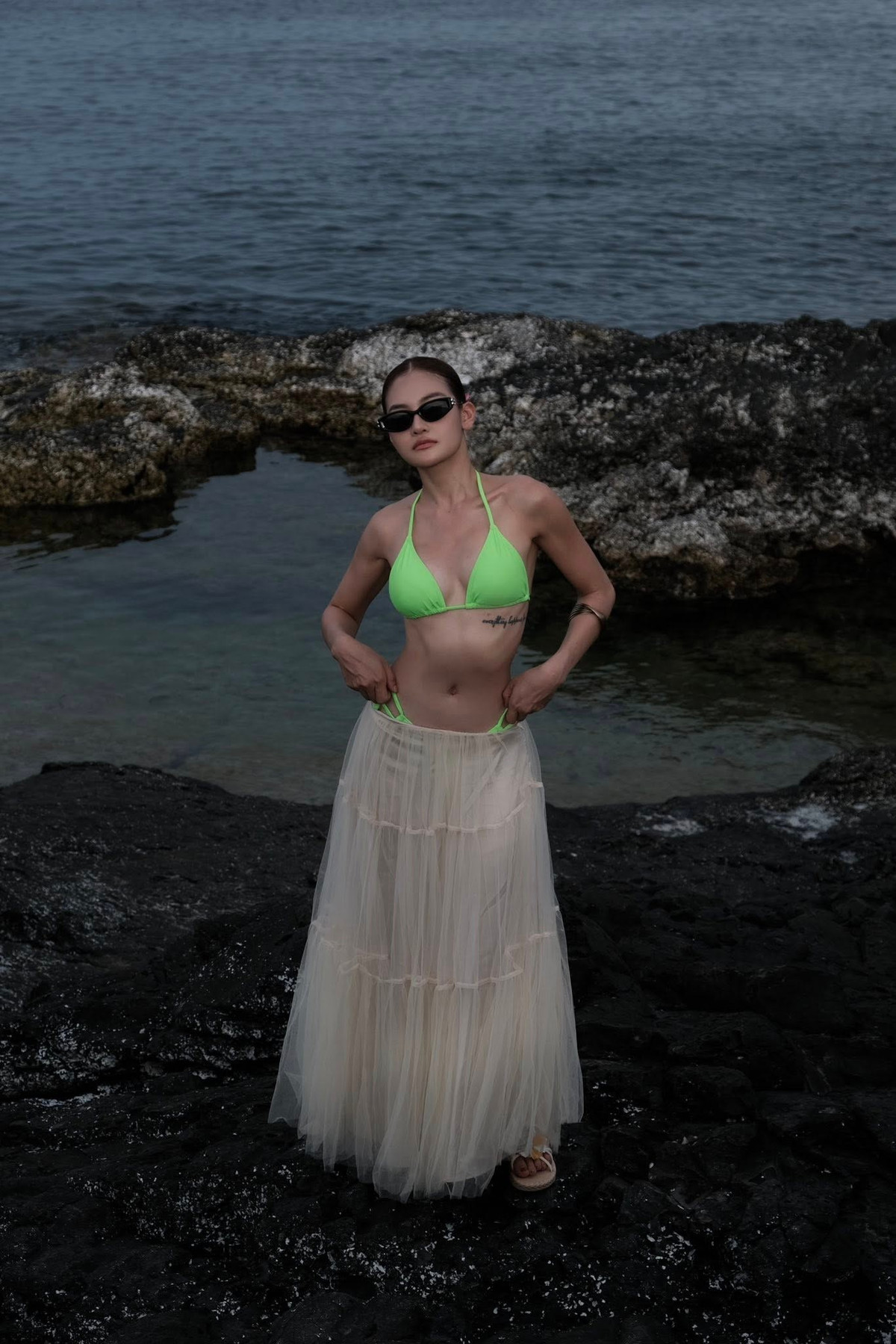 Ở phần bình luận, không ít bạn bè của nữ diễn viên cũng như khán giả phải dành lời xuýt xoa với giao diện "tuyệt đối điện ảnh" của cô nàng.