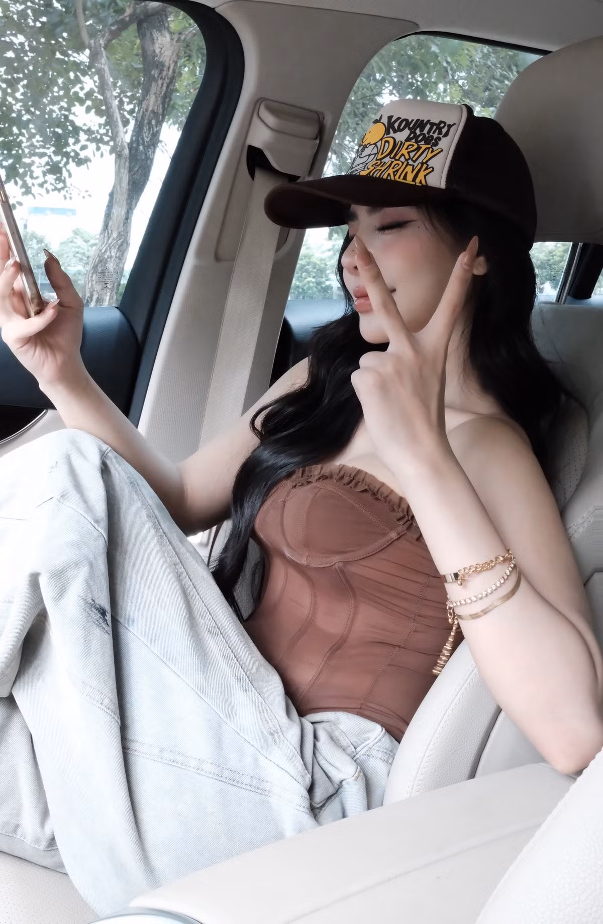 Khác với hình ảnh nghiêm túc thường thấy khi dẫn bản tin, trong loạt ảnh này, Như Quỳnh xuất hiện với nhiều biểu cảm đáng yêu, rạng rỡ và có phần tinh nghịch.