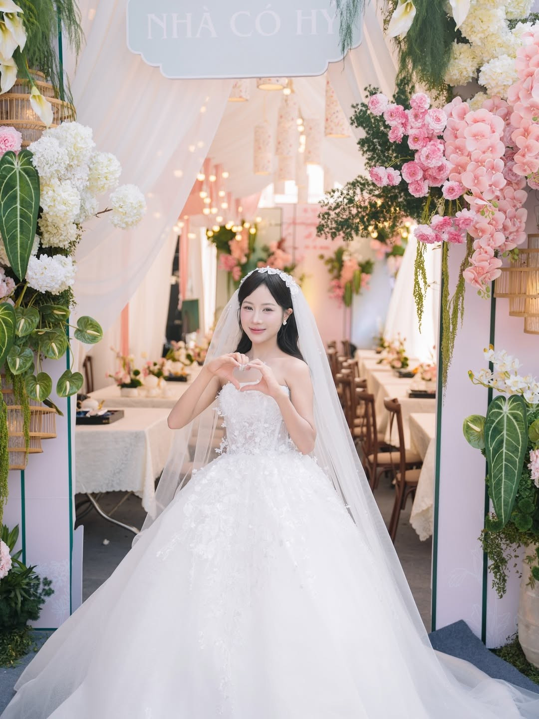 Cặp đôi đã tổ chức hôn lễ lãng mạn, khép lại hành trình nhiều năm thầm lặng và kiên trì bằng một cái kết viên mãn. Những hình ảnh trong lễ cưới không chỉ ghi lại khoảnh khắc ngọt ngào của cô dâu chú rể, mà còn là biểu tượng của niềm hy vọng, chứng minh rằng tình yêu đích thực có thể tiếp thêm nghị lực để vượt qua mọi nghịch cảnh của số phận. (Ảnh: IGNV)