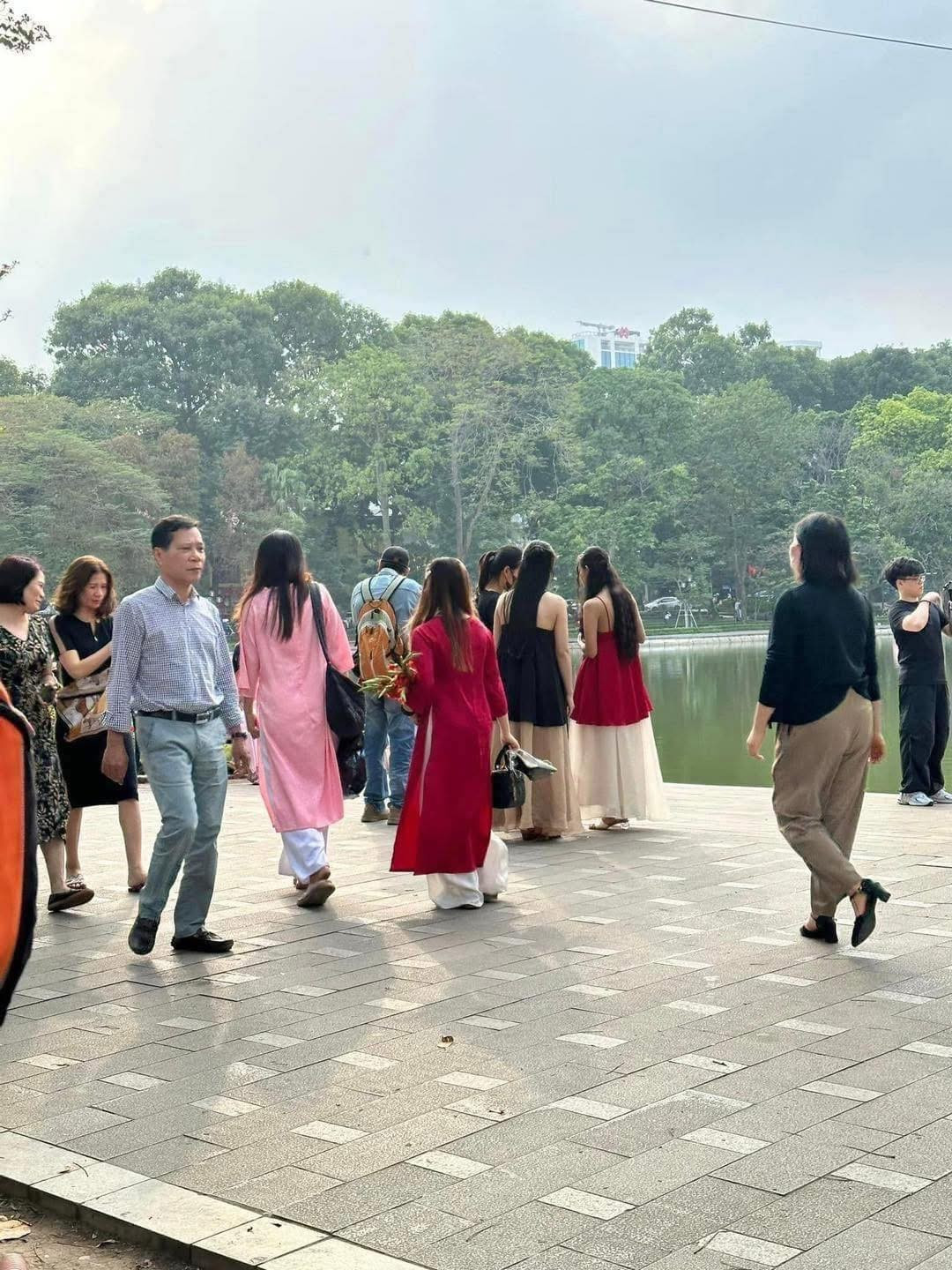 Những ngày này, không khí tại Hồ Gươm náo nhiệt hơn bao giờ hết, đặc biệt là những ngày cuối tuần. Từ những tà áo dài lụa thướt tha, áo ngũ thân cổ điển đến những bộ cánh rực rỡ sắc đỏ, hồng, cam... mang đậm không khí Tết.