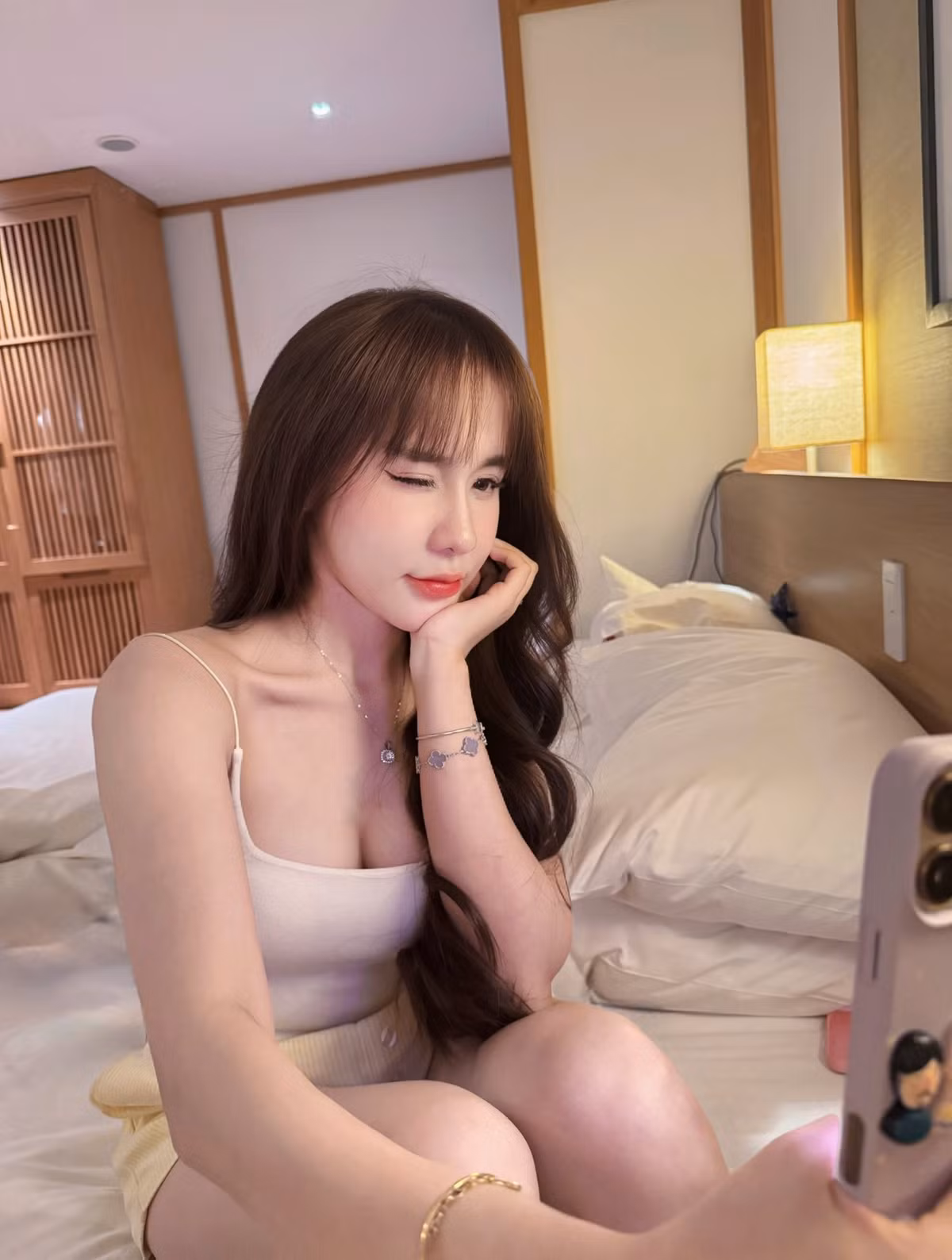 Trong những hình ảnh đăng tải lên trang cá nhân, cô nàng theo đuổi phong cách nữ tính, gợi cảm nhưng không phản cảm. (Ảnh: FBNV)