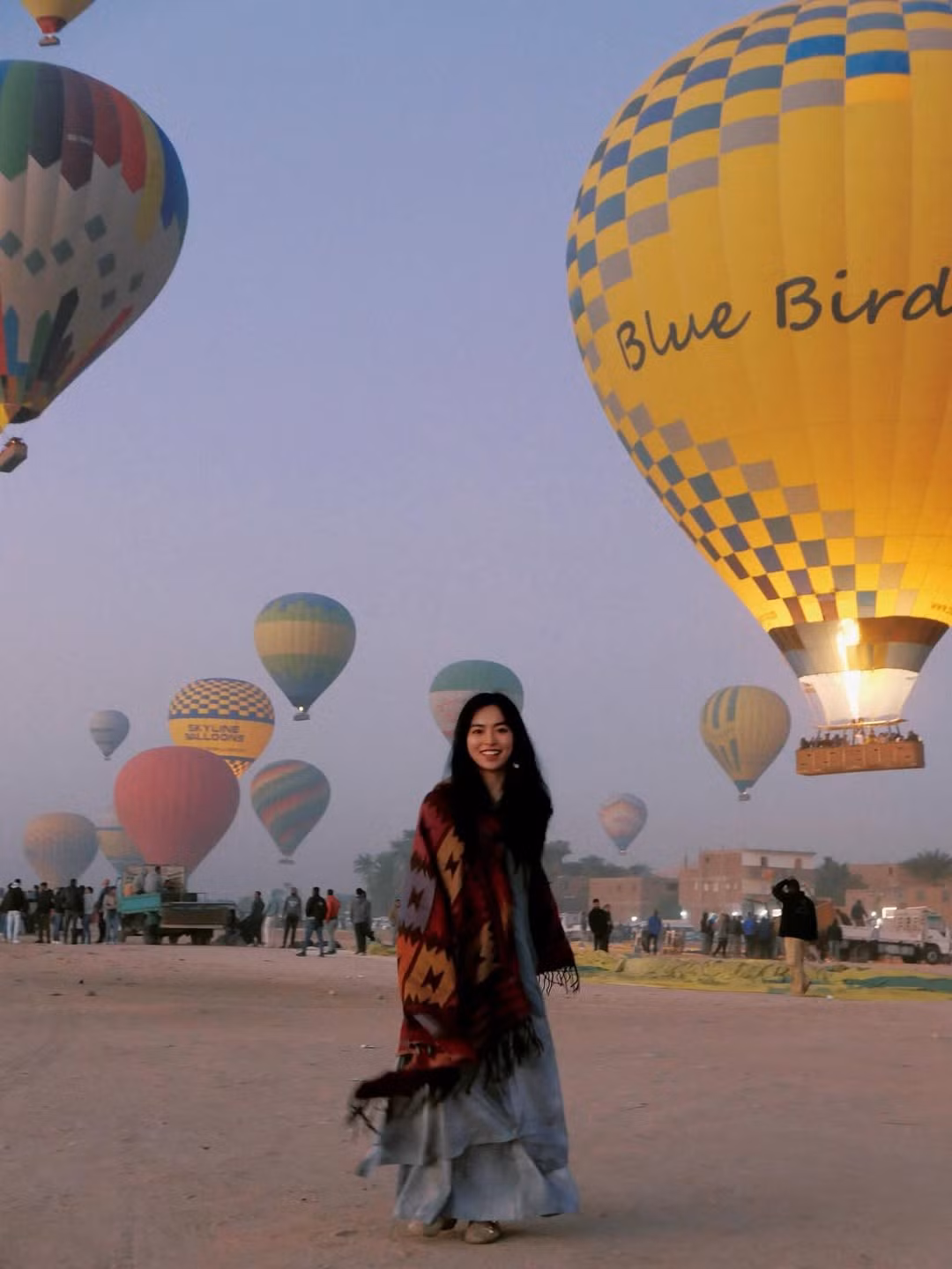 Địa điểm check-in của Khánh Vân là Luxor, nơi được mệnh danh là "bảo tàng ngoài trời lớn nhất thế giới". Việc ngắm nhìn toàn cảnh thung lũng các vị vua và dòng sông Nile từ trên khinh khí cầu vào lúc sáng sớm là trải nghiệm "phải thử" của bất kỳ tín đồ du lịch nào khi đến đây. (Ảnh: IGNV)