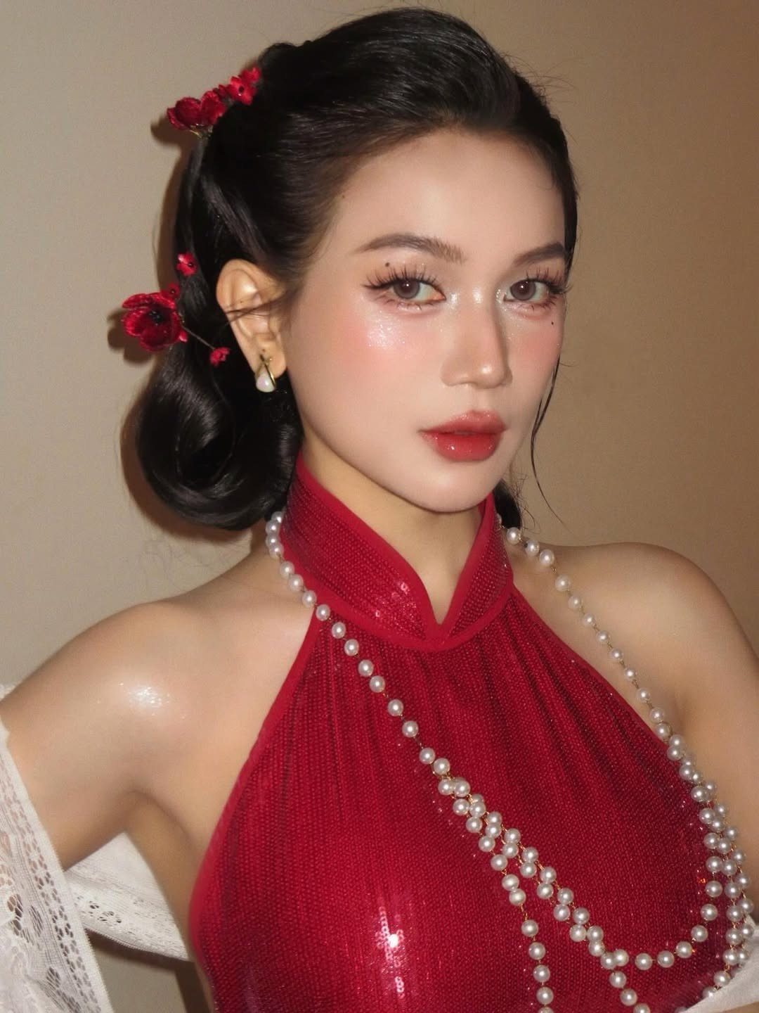 Cô nàng khéo léo chọn lựa trang phục và phụ kiện tinh tế, từ chiếc váy cổ yếm đỏ thuần mang hơi hướng vintage, đến chuỗi ngọc trai rũ xuống phần ngực, tất cả đều tôn lên vẻ đẹp kiêu sa, đài các. (Ảnh: IGNV)