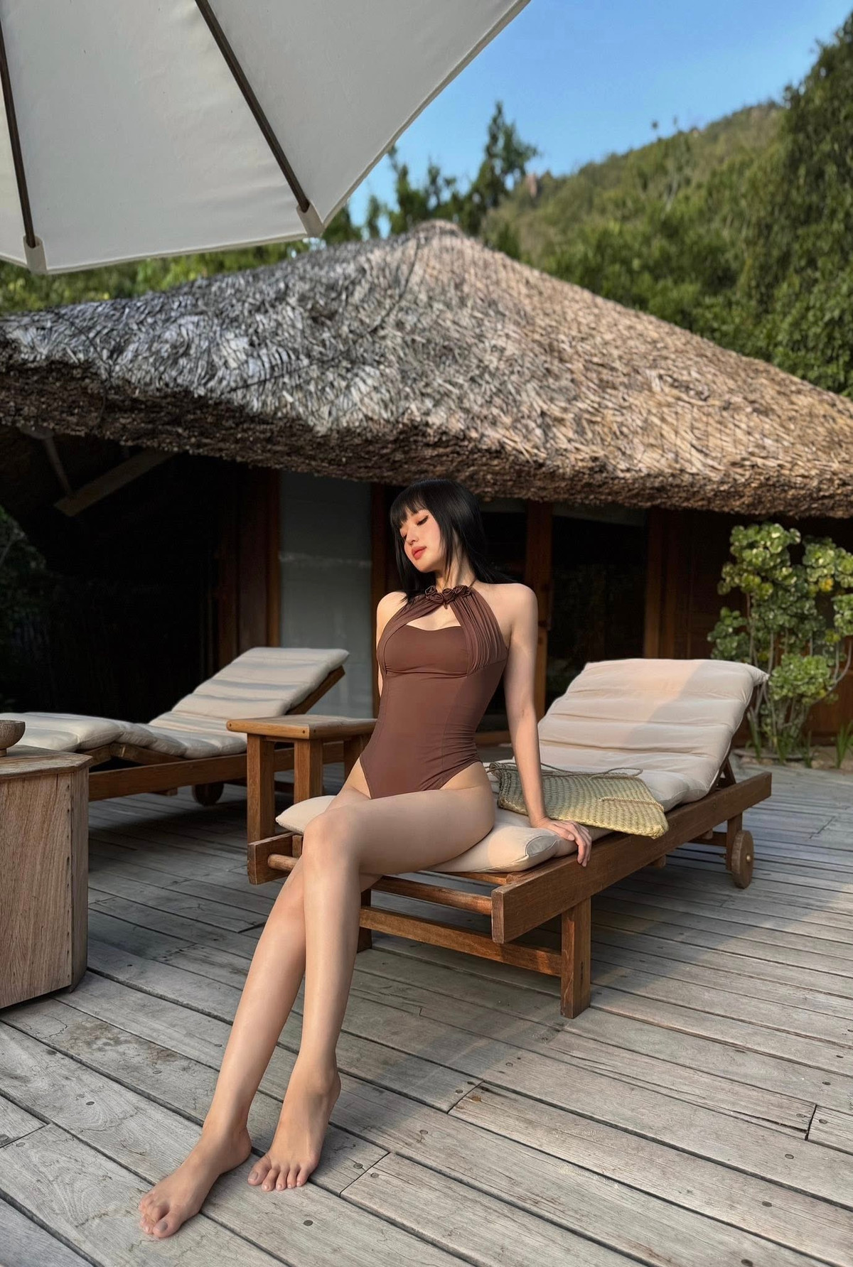 Thiết kế cách điệu dạng cổ yếm với phần ngực khoét sâu giúp cô nàng khoe trọn vòng 1 đầy đặn. (Ảnh: FBNV)