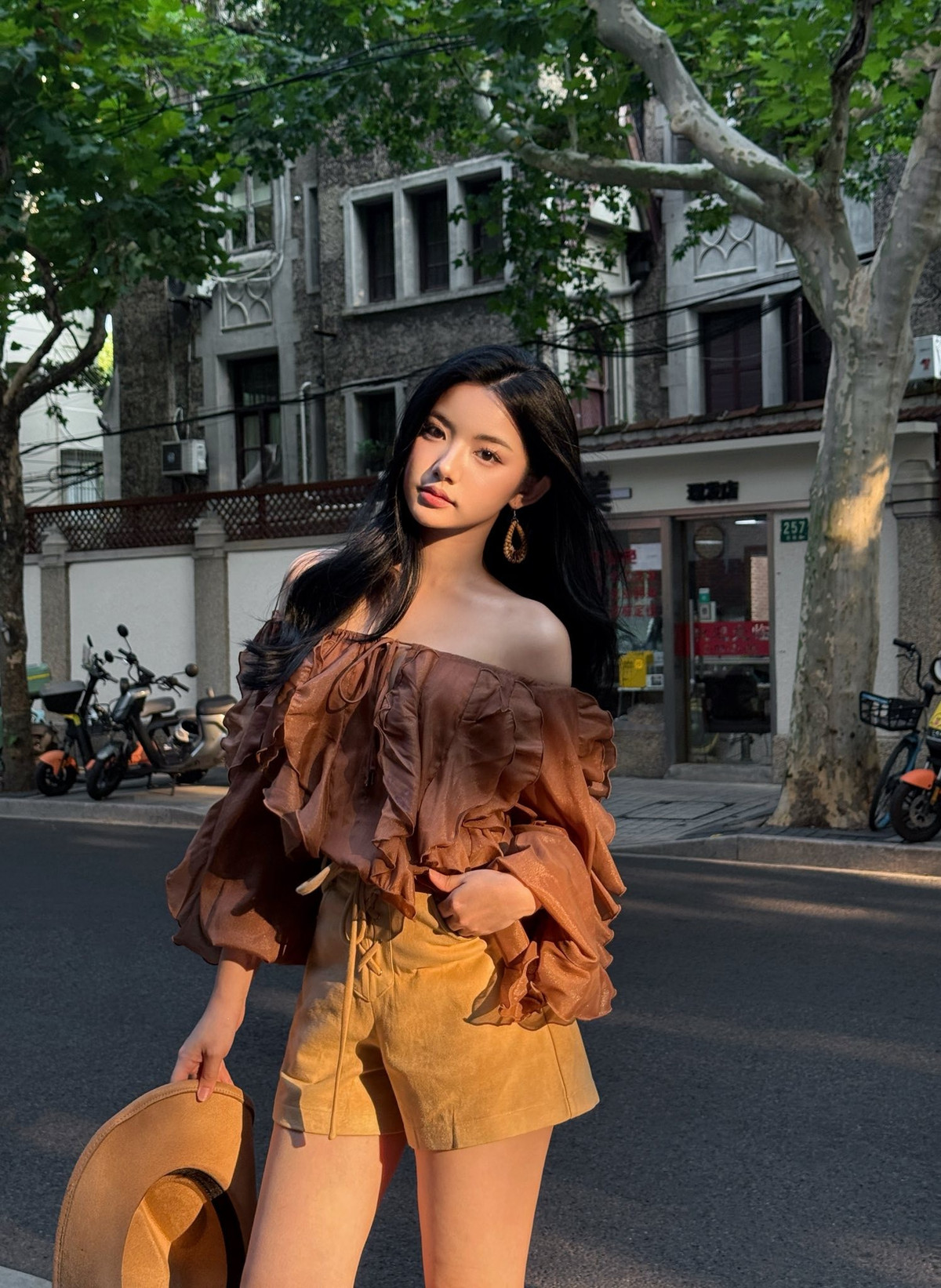 Chính sự đối lập thú vị giữa một thân hình nhỏ nhắn, mảnh mai và sức ăn "đáng nể" đã giúp kênh của cô thu hút hàng triệu lượt theo dõi. Khán giả tìm đến Quỳnh Trương không chỉ để xem ăn uống mà còn để ngắm nhìn một lối sống tích cực, tràn đầy năng lượng. (Ảnh: IGNV)