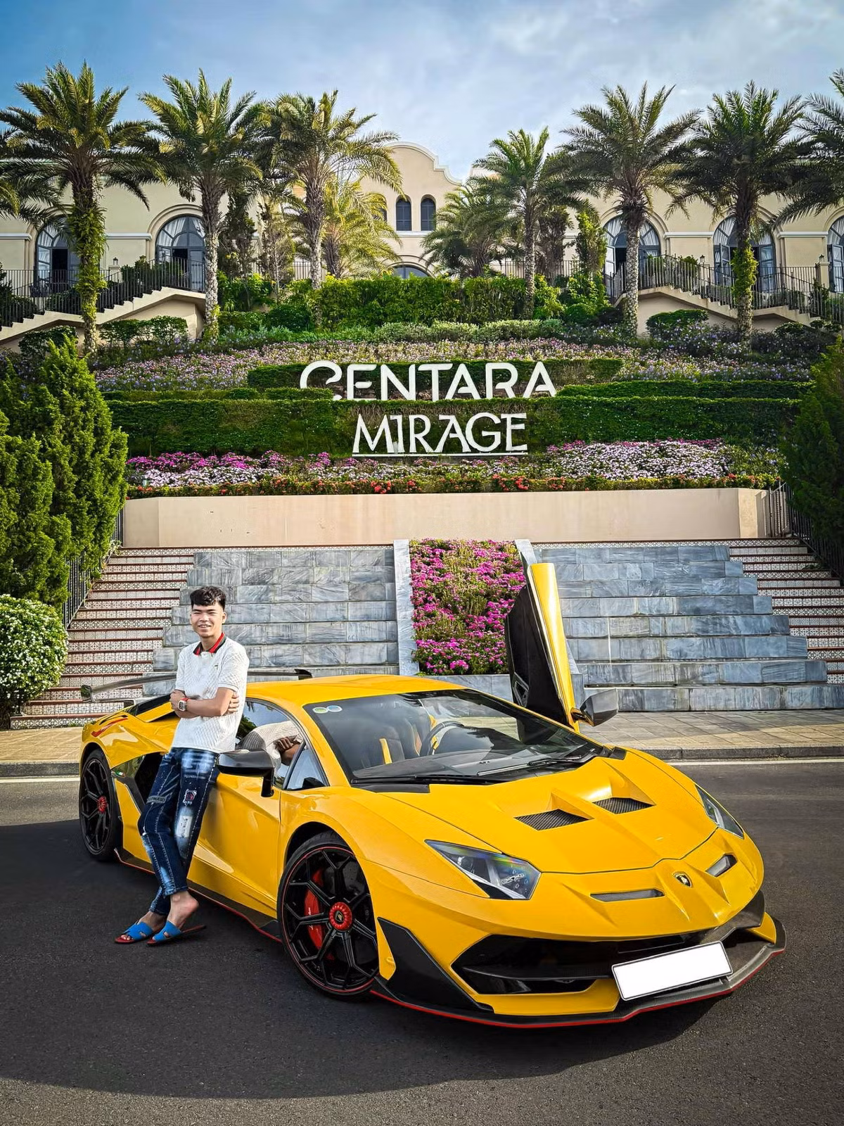 Chủ nhân đoạn clip viral cũng cho biết anh có niềm đam mê với xe cộ. Những gì người khác thấy trên mạng không phải là khoe mẽ, mà đơn giản là công việc và sở thích được kết hợp.