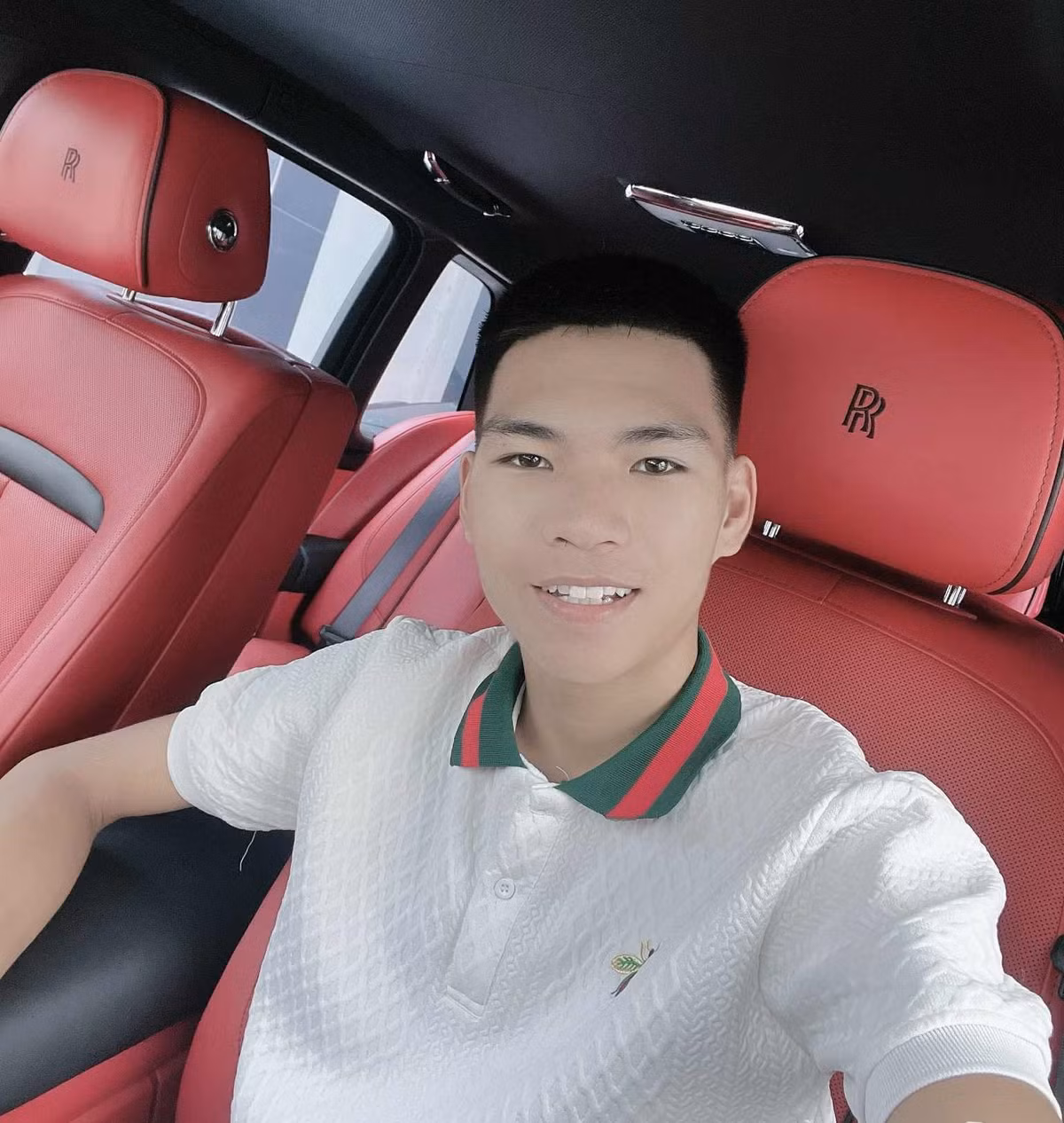 Văn Được cho hay anh đã làm công việc này được khoảng 2 năm. Việc quay clip đăng tải lên mạng xã hội cũng là một phần trong công việc để quảng cáo xe, bán hoặc cho thuê xe.