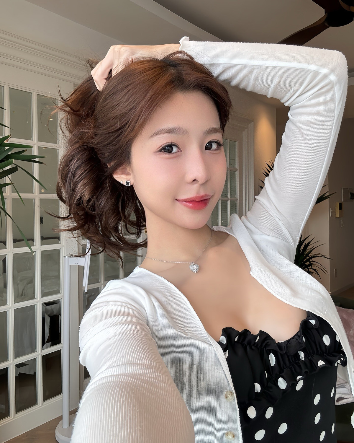 Ngày thường, nàng hot girl thường diện những thiết kế váy nữ tính, khéo khoe trọn đường cong "cực phẩm".