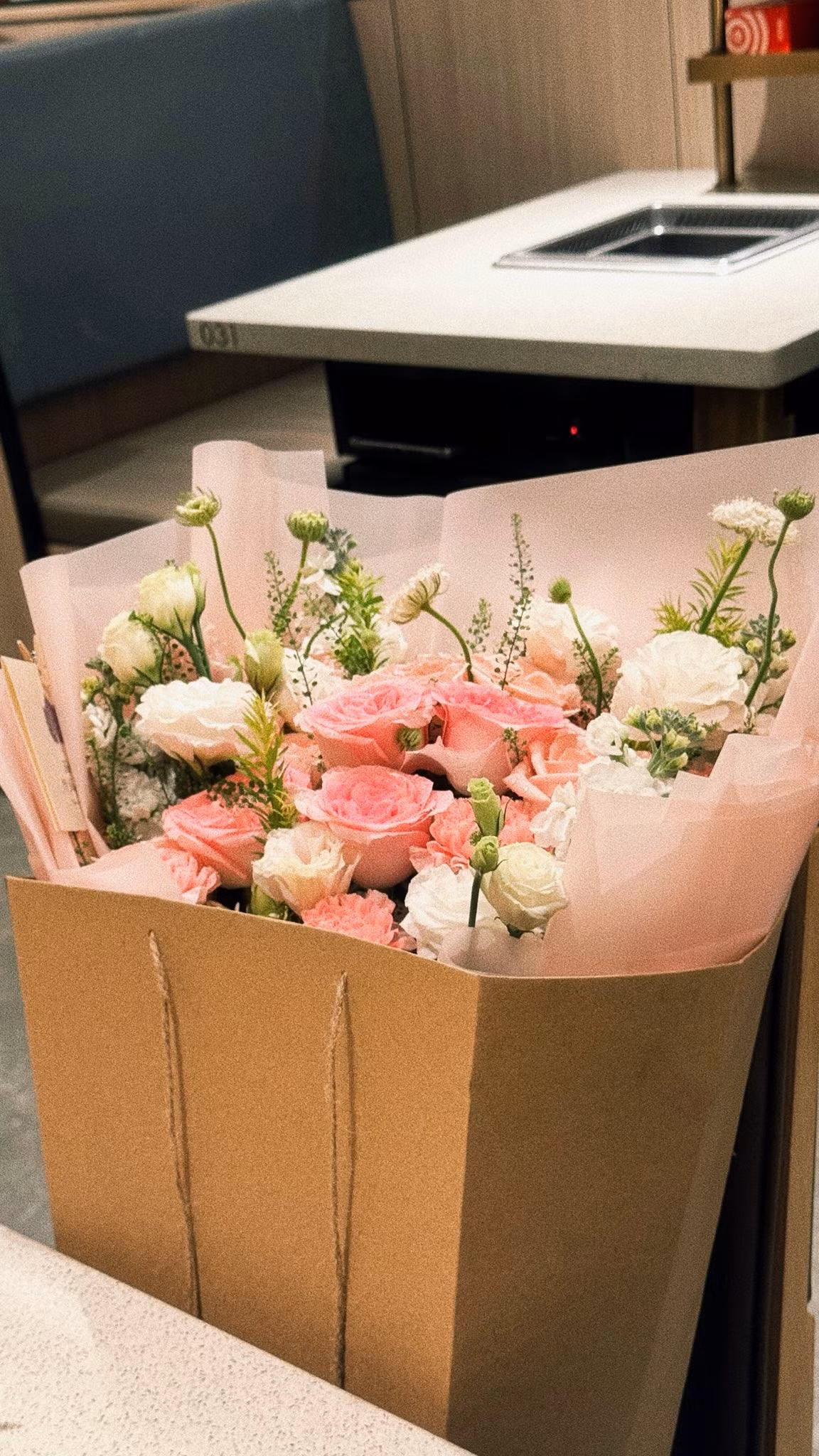 Ỉn Cheng được ông xã tặng một bó hoa tươi thắm, được gói tinh tế, mang đến không khí tươi vui, ngọt ngào.