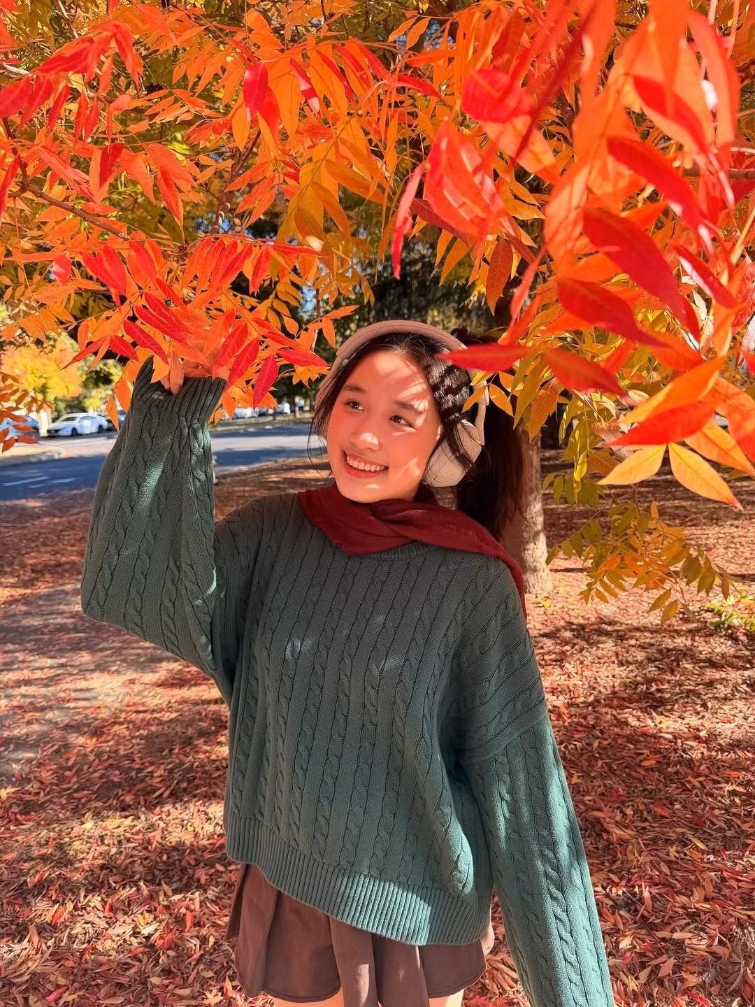 Bên cạnh đó, chiếc tai nghe chụp tai màu kem là phụ kiện không thể thiếu, gợi liên tưởng đến nhân vật luôn đắm chìm trong âm nhạc của mình.(Ảnh: FBNV)