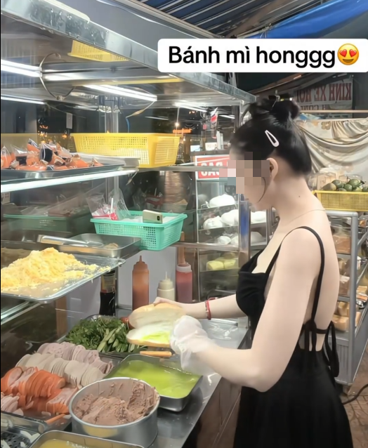 Điều khiến cộng đồng mạng chú ý không phải là hương vị bánh mì hay chương trình khuyến mãi, mà chính là phong cách ăn mặc của cô gái.