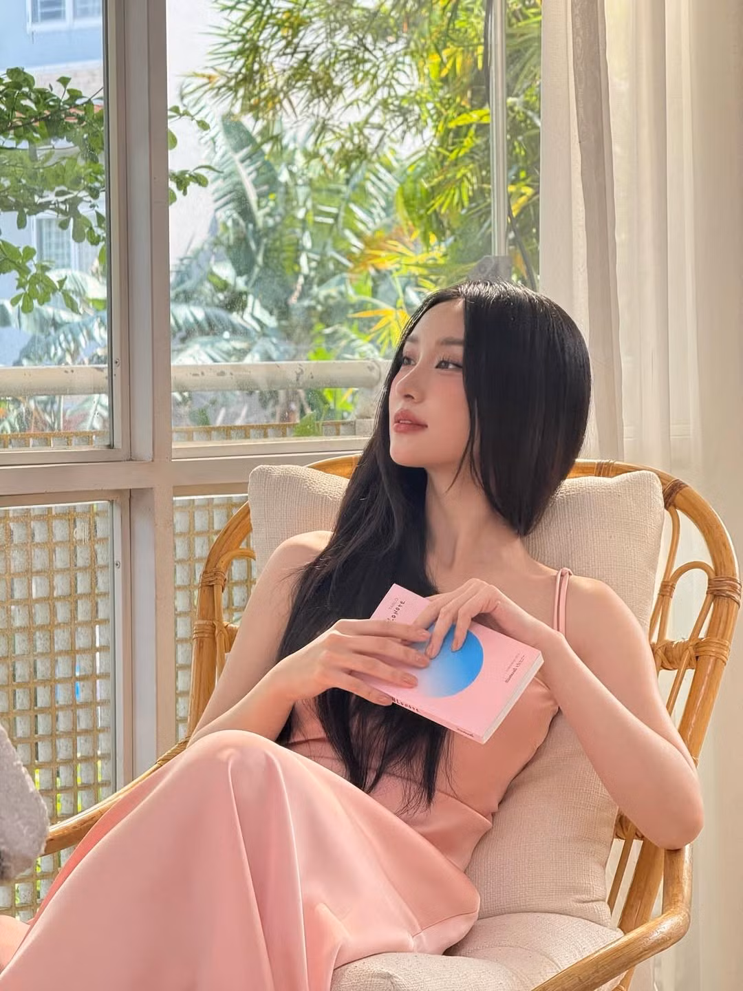 Nữ diễn viên trung thành với phong cách trang điểm trong trẻo, điểm xuyết gò má ửng hồng và đôi môi căng mọng, tạo nên tổng thể hài hòa như một "nàng thơ" bước ra từ truyện tranh. (Ảnh: IGNV)