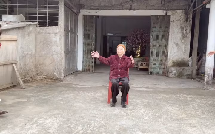 Sức lan tỏa mạnh mẽ của trào lưu này được cho rằng chính sự "không diễn" đã làm nên tất cả. Niềm hạnh phúc vỡ òa của ông bà khi thấy con cháu quây quần là chi tiết đắt giá nhất. (Ảnh: @thng.gplx)