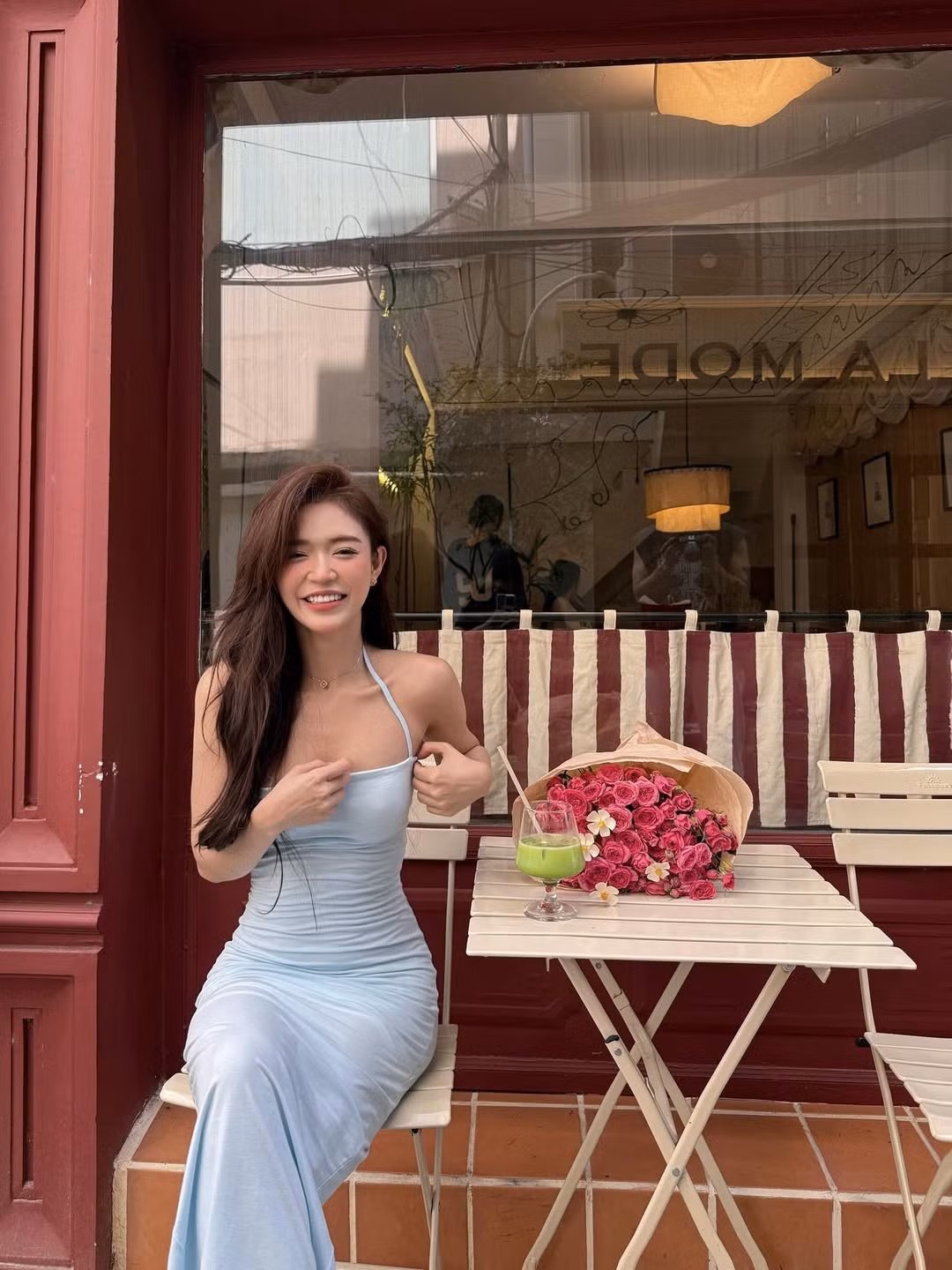 Nhân dịp ngày Phụ nữ Việt Nam 20/10, cô nàng đã thực hiện một bộ ảnh mới, khoe trọn vẻ đẹp "nàng thơ" với dòng trạng thái: "Flowers are beautiful, but they bloom brightest beside a woman" (Hoa đã kiều diễm, nhưng chỉ khi sánh cùng phái đẹp mới có thể nở rộ huy hoàng nhất - PV) (Ảnh: IGNV)