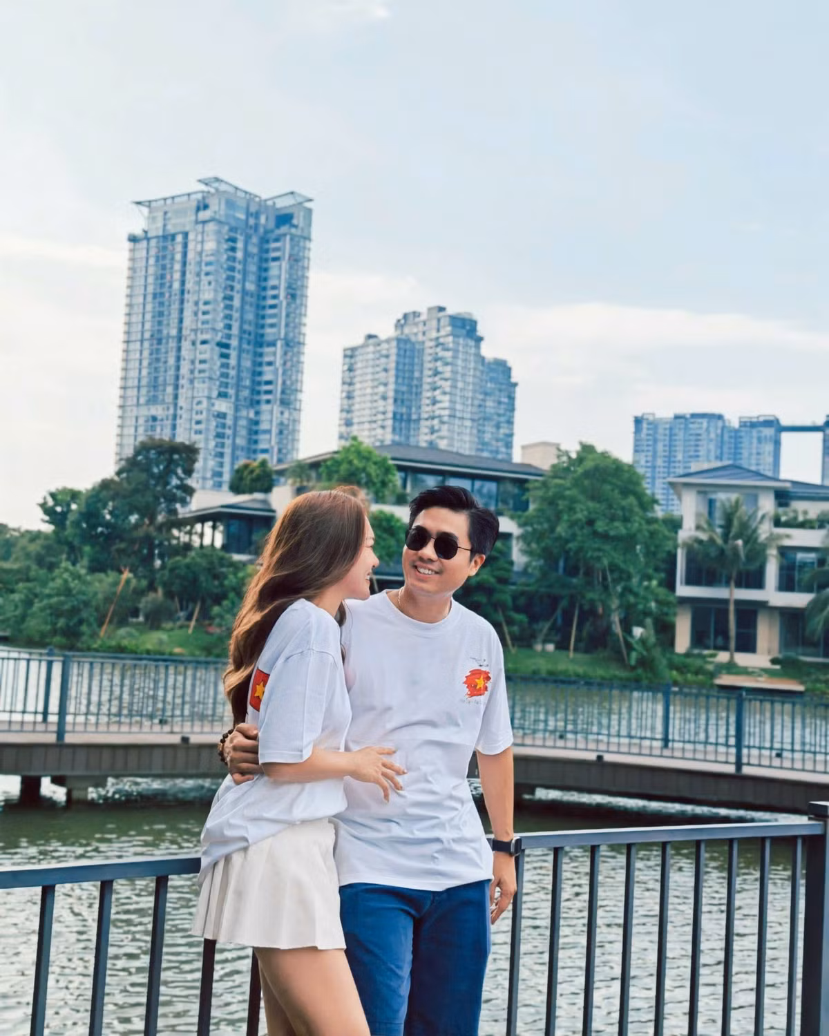 Vào ngày 8/9, Ngọc Nữ cũng đã đăng ảnh bạn trai và tiết lộ về mối duyên của mình: "Mọi người cứ hỏi sao va vào nhau hay thế? Đơn giản thôi ạ, mình chú trọng sức khoẻ còn anh thì làm y tế". (Ảnh: FBNV)