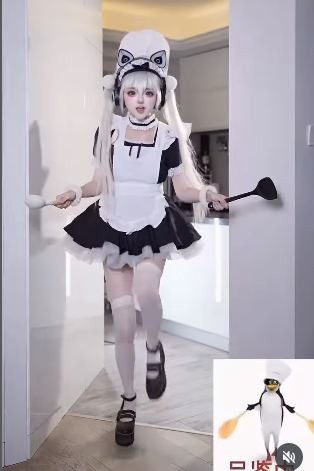 Trong đoạn video ngắn được chia sẻ rộng rãi, SeeU diện chiếc váy ngắn màu đen trắng với tạp dề và ren bèo nhún, cùng với tất dài qua đầu gối. (Ảnh: IGNV)