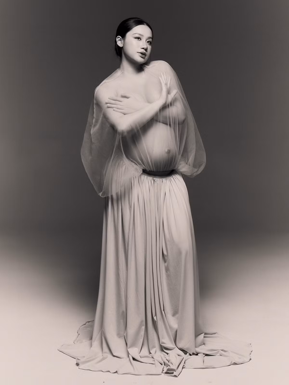 Minh Thư, cô dâu Đồng Tháp từng "gây bão" cộng đồng mạng với của hồi môn hơn 1.000 cây vàng và hàng tỷ đồng tiền mặt, tiếp tục trở thành tâm điểm chú ý khi đăng tải bộ ảnh bầu nghệ thuật với phong cách bán nude táo bạo. (Ảnh: FBNV)