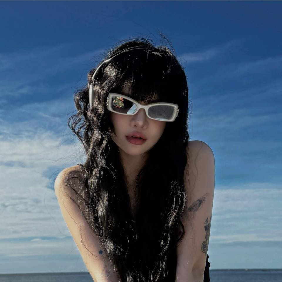 Tên tuổi của Ciin càng được quan tâm hơn nữa khi ngay thời gian OgeNus trượt tay công khai bạn gái, thì mẹ anh chàng có bài viết với những lời lẽ gây chú ý. Nhiều người cho rằng mẹ của nam rapper viết bài ẩn ý nói về người yêu của con trai, với thái độ không mấy vừa lòng. (Ảnh: @l.ciin)