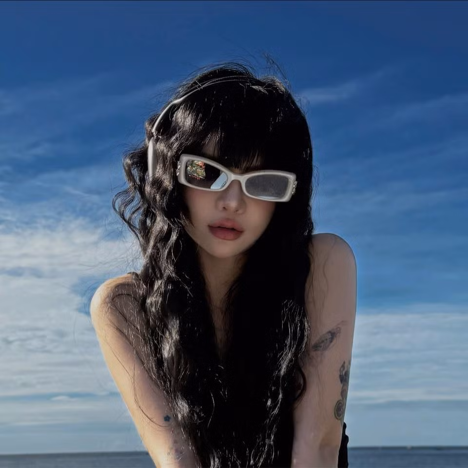 Tên tuổi của Ciin càng được quan tâm hơn nữa khi ngay thời gian OgeNus trượt tay công khai bạn gái, thì mẹ anh chàng có bài viết với những lời lẽ gây chú ý. Nhiều người cho rằng mẹ của nam rapper viết bài ẩn ý nói về người yêu của con trai, với thái độ không mấy vừa lòng. (Ảnh: @l.ciin)